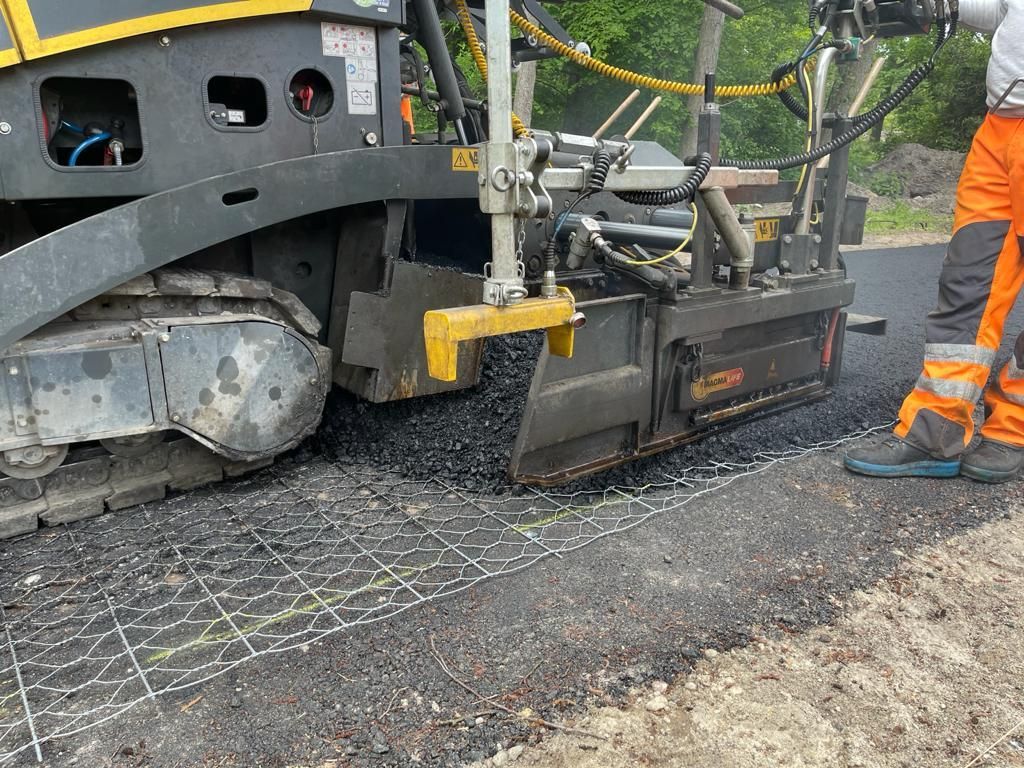 Asphaltarmierung, Roadmesh, Asphaltverstärkung, Geogitter, Straßenbau, Straßensanierung, Asphaltstabilisierung, Asphaltbelag