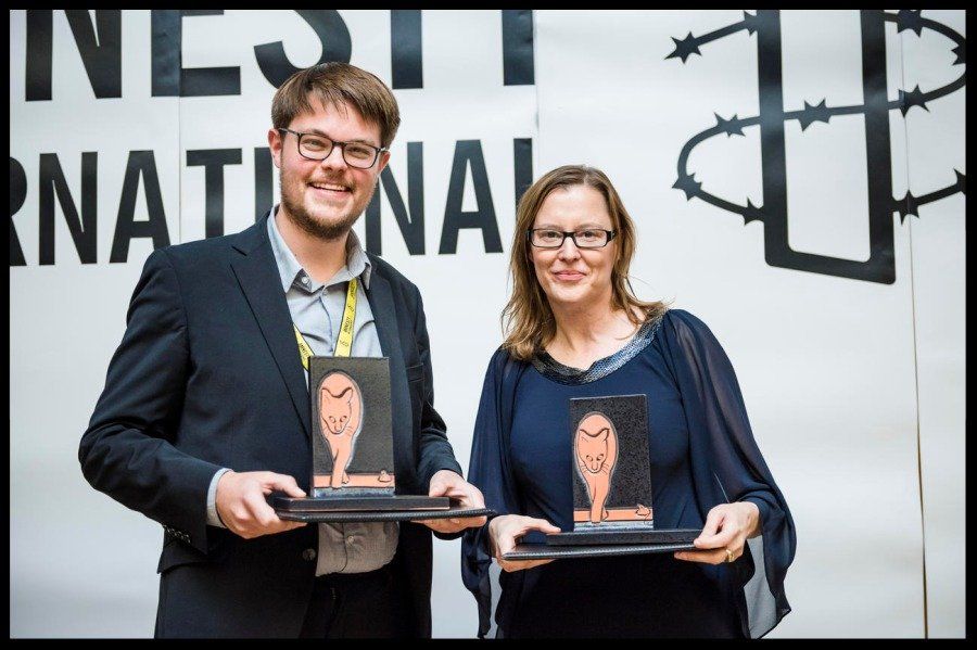 Christoph Rosenthal und Caroline Walter mit dem Marler Medienpreis Menschenrechte Bildquelle: © Amnesty International, Foto: Damian GorczanyChristoph Rosenthal und Caroline Walter mit dem Marler Medienpreis Menschenrechte Bildquelle: © Amnesty International, Foto: Damian Gorczany Bildquelle: http://www.polsoz.fu-berlin.de/kommwiss/arbeitstellen/kommunikationsgeschichte/news/Medienpreis.html