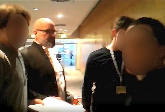 Rainer Taufertshöfer im Gespräch mit der ARD Kontraste Redaktion. Bildquelle: YouTube