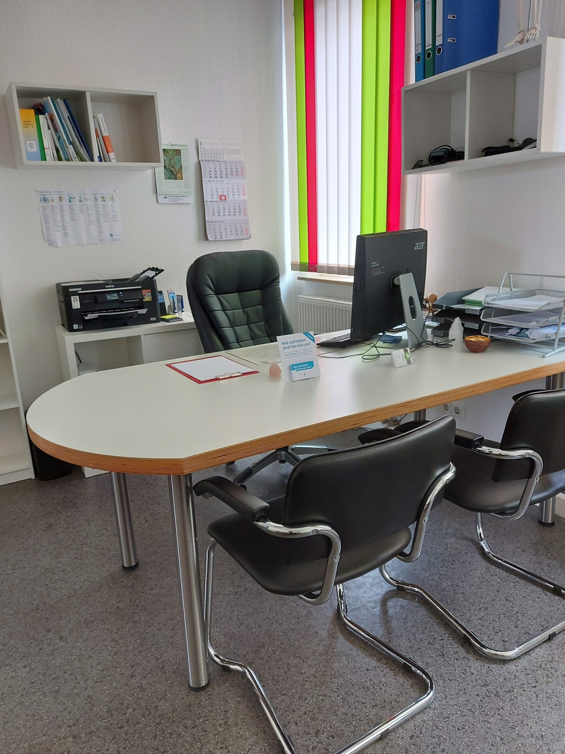 Praxisstühle und Tisch in Senden