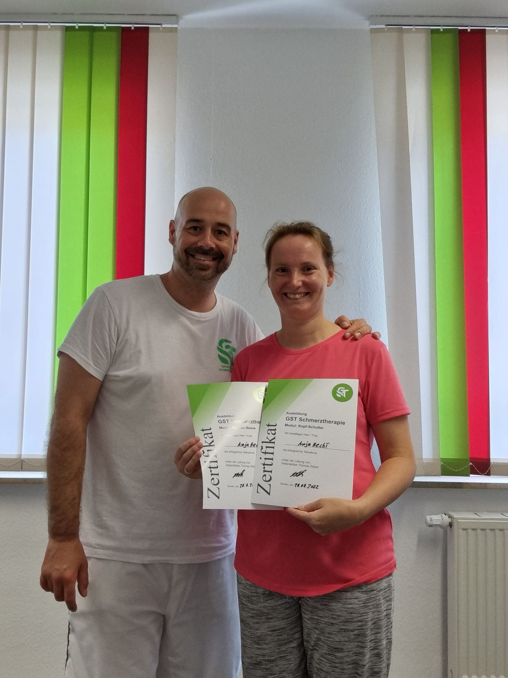 Teilnehmer Anja H. der Schmerztherapieausbildung mit Zertifikat und Hr. Thomas Weber Teilnehmer Anja H. der Schmerztherapieausbildung mit Zertifikat und Hr. Thomas Weber