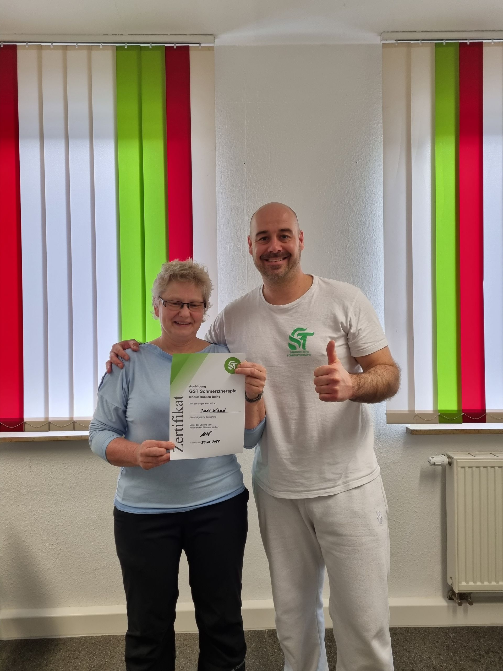 Ines W. Teilnehmerin für die ganzheitliche Schmerztherapieausbildung mit Zertifikat und Thomas Weber - Dozent Ines W. Teilnehmerin für die ganzheitliche Schmerztherapieausbildung mit Zertifikat und Thomas Weber - Dozent