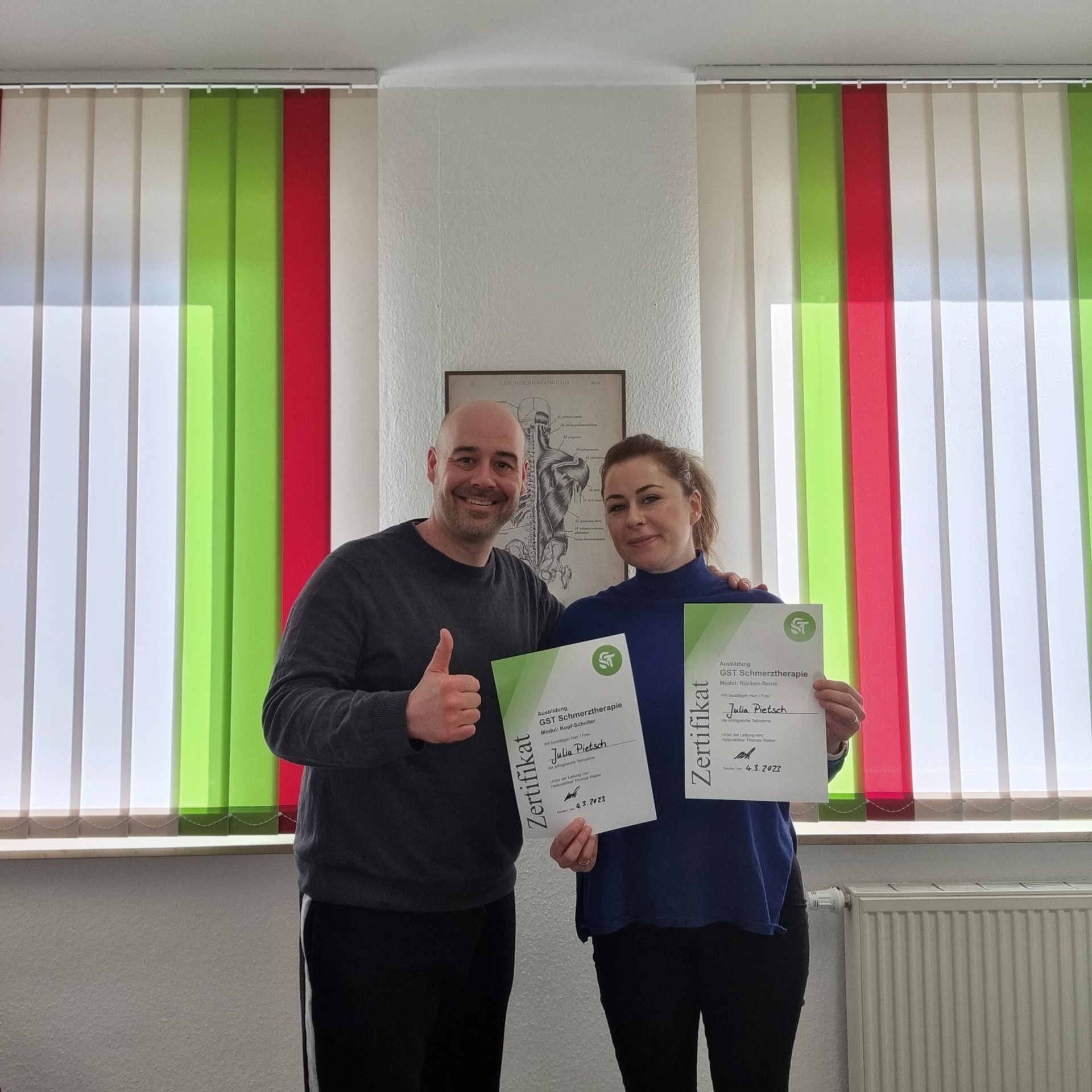Teilnehmerin für die ganzheitliche Schmerztherapieausbildung Julia P. mit Dozent Thomas Weber und Zertifikat Teilnehmerin für die ganzheitliche Schmerztherapieausbildung Julia P. mit Dozent Thomas Weber und Zertifikat