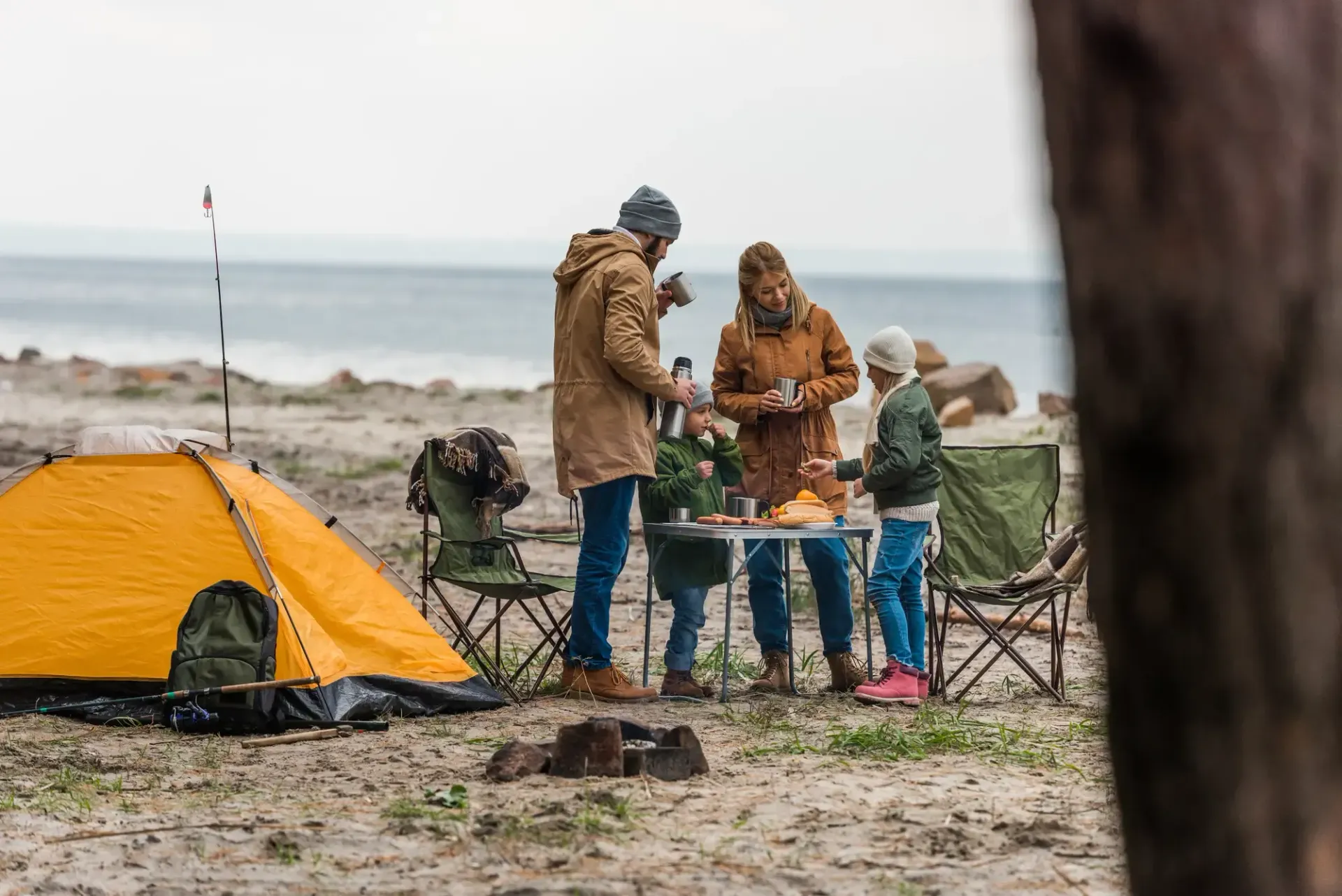 Camping mit Kindern an der Ostsee: Auf dem familienfreundlichen Campingplatz Ostseecamp Lehmberg können Sie wunderbar Urlaub mit der Familie machen. Unser Bild zeigt eine Familie beim Camping mit den Kindern am Meer.