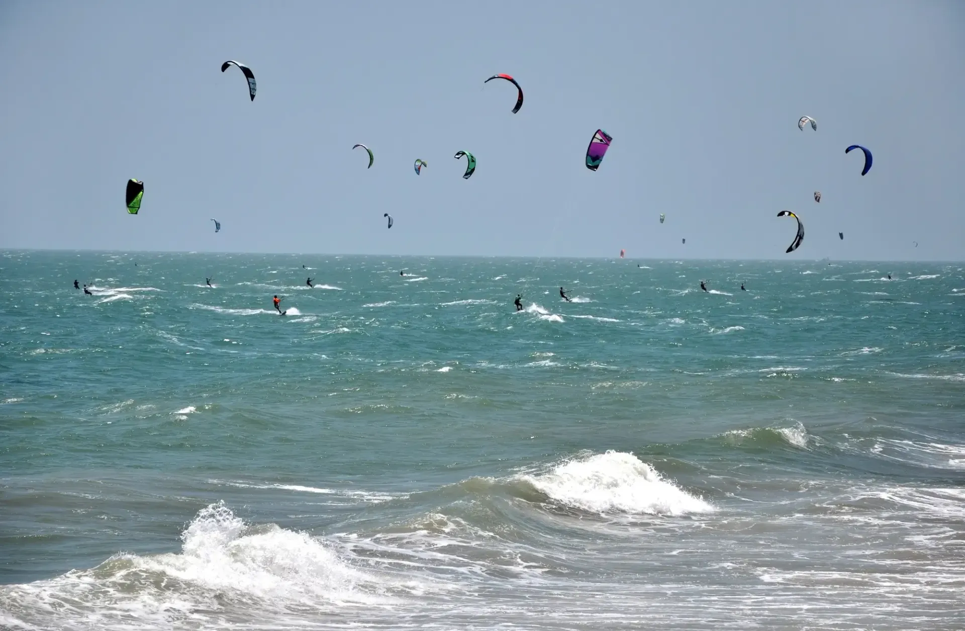 Kiten und Camping an der Ostsee ist bei uns perfekt. Bei uns müssen Sie den Kite nicht weit tragen, weil Sie auf unserem Campingplatz direkt am Meer sind.