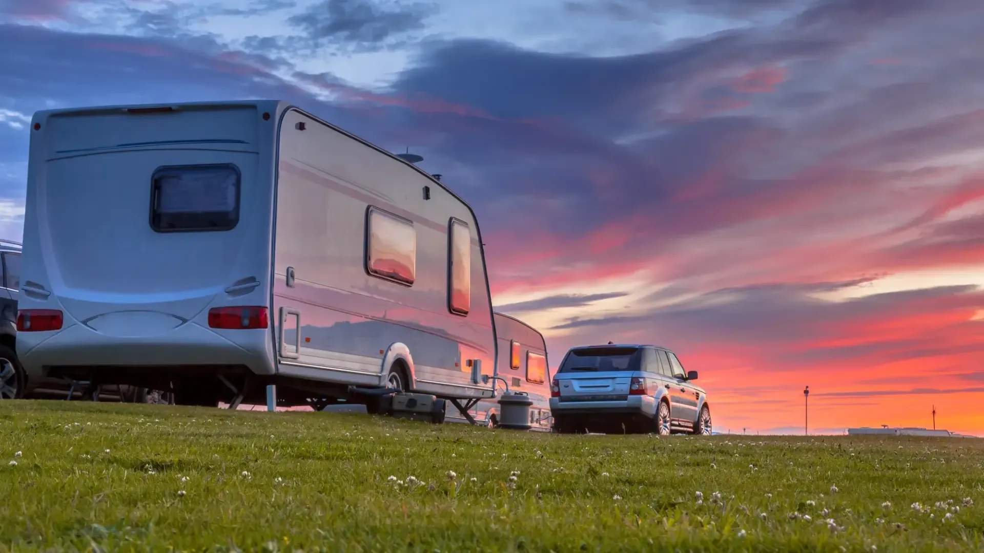 Atemberaubender Anblick eines roten Himmels bei Sonnenuntergang am Ostseecamp Lehmberg, einem idyllischen Wohnwagen Campingplatz an der Ostsee. Perfekt für einen unvergesslichen Campingurlaub in Waabs, Schleswig-Holstein, wo Natur und Komfort aufeinandertreffen.