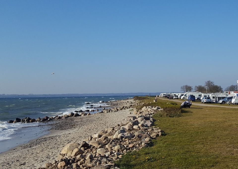 Ostseeküste mit Wellenbrecher am Ostseecamp Lehmberg, dem Campingplatz an der Ostsee.