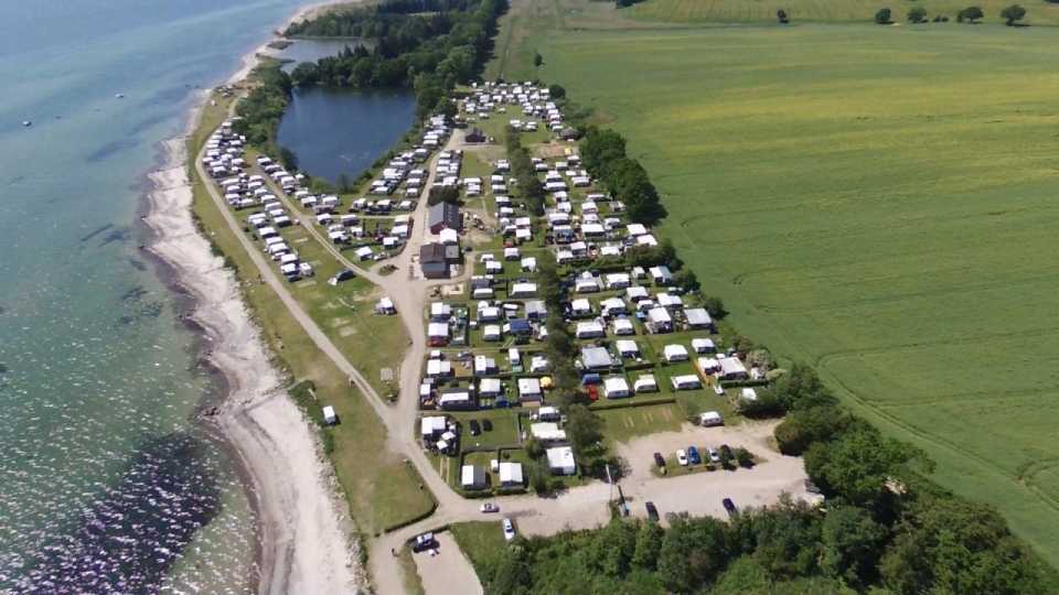 Drohnenaufnahme, Luftaufnahme des Ostseecamp Lehmberg, einem Ostseecampingplatz in der Nähe von Eckernförde.
