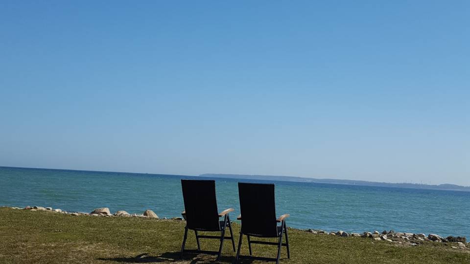 Zwei Campingstühle auf dem Ostseecamp Lehmberg – Campingplatz an der Ostsee.