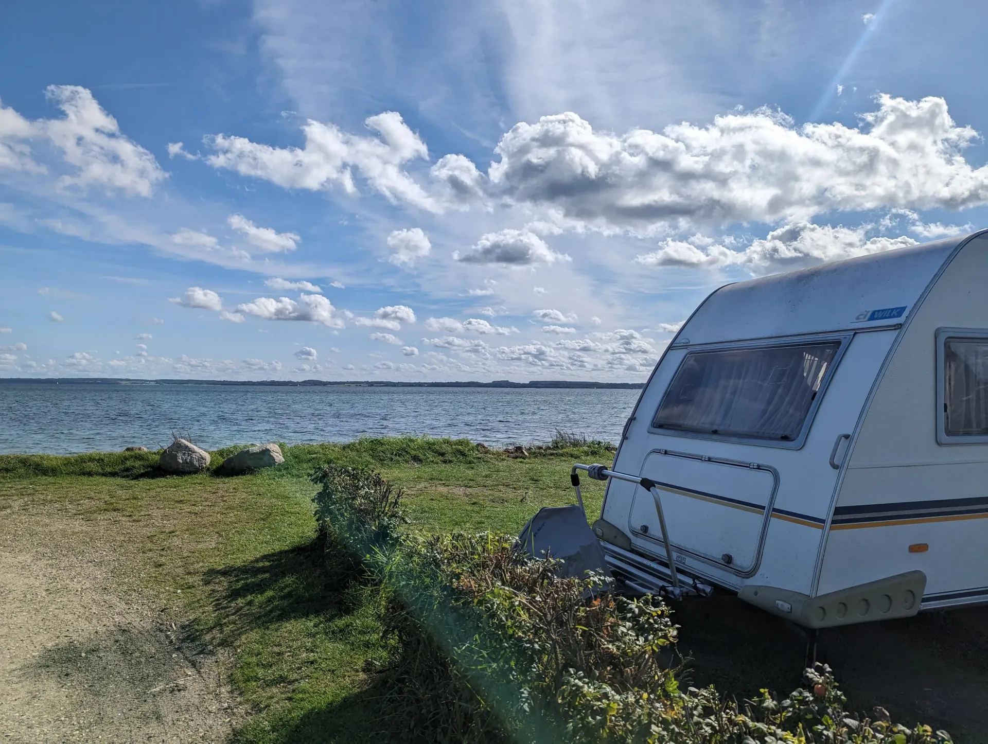 Wohnwagen-Stellplatz in Schleswig-Holstein am Meer – Ostseecamp Lehmberg hat wunderbare Stellplätze für Wohnwagen und Wohnmobile direkt am Wasser.