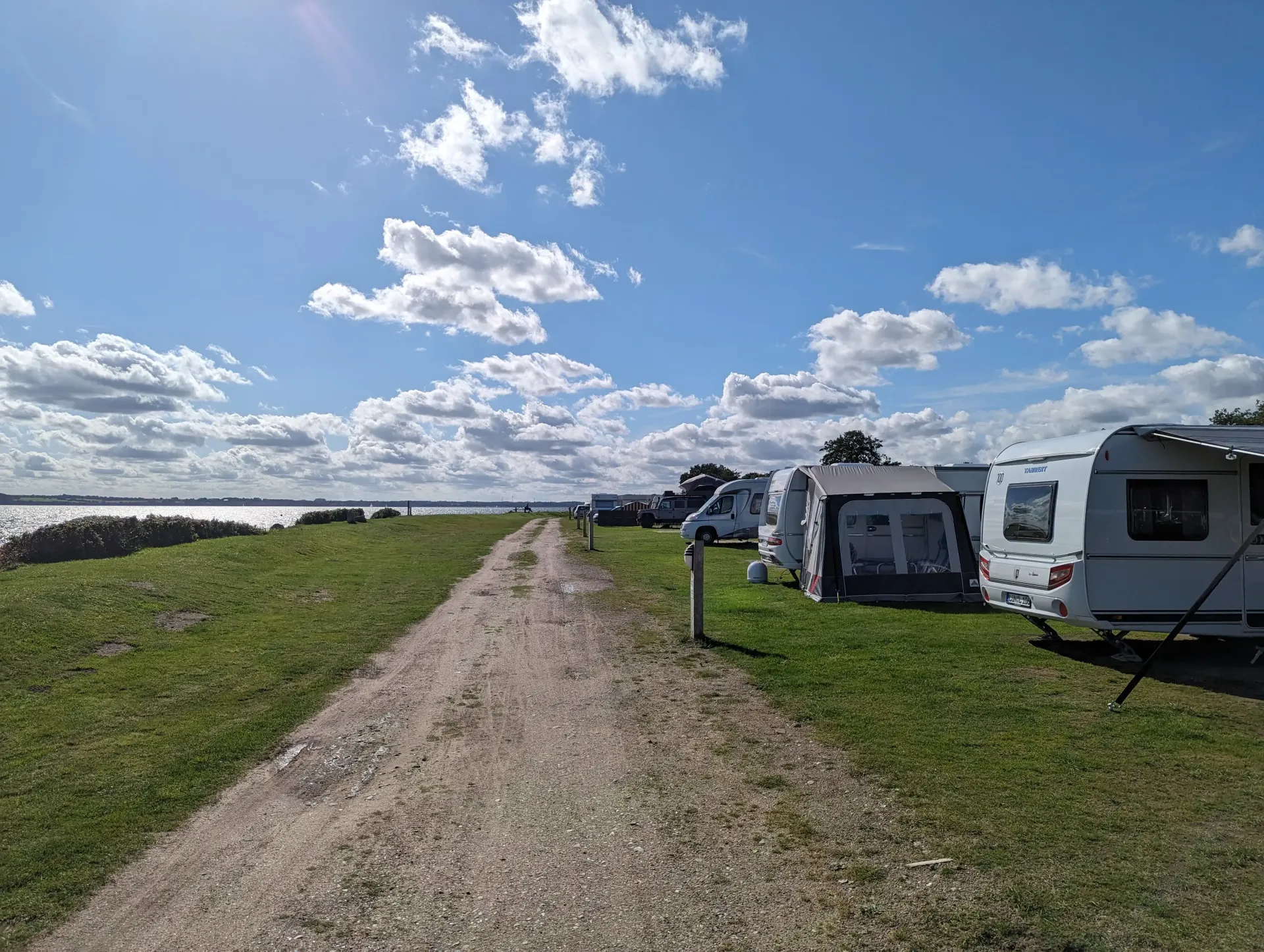 Wohnwagen und Wohnmobil auf dem Campingplatz Ostseecamp Lehmberg an der Ostsee. Camping mit Hund Ostsee