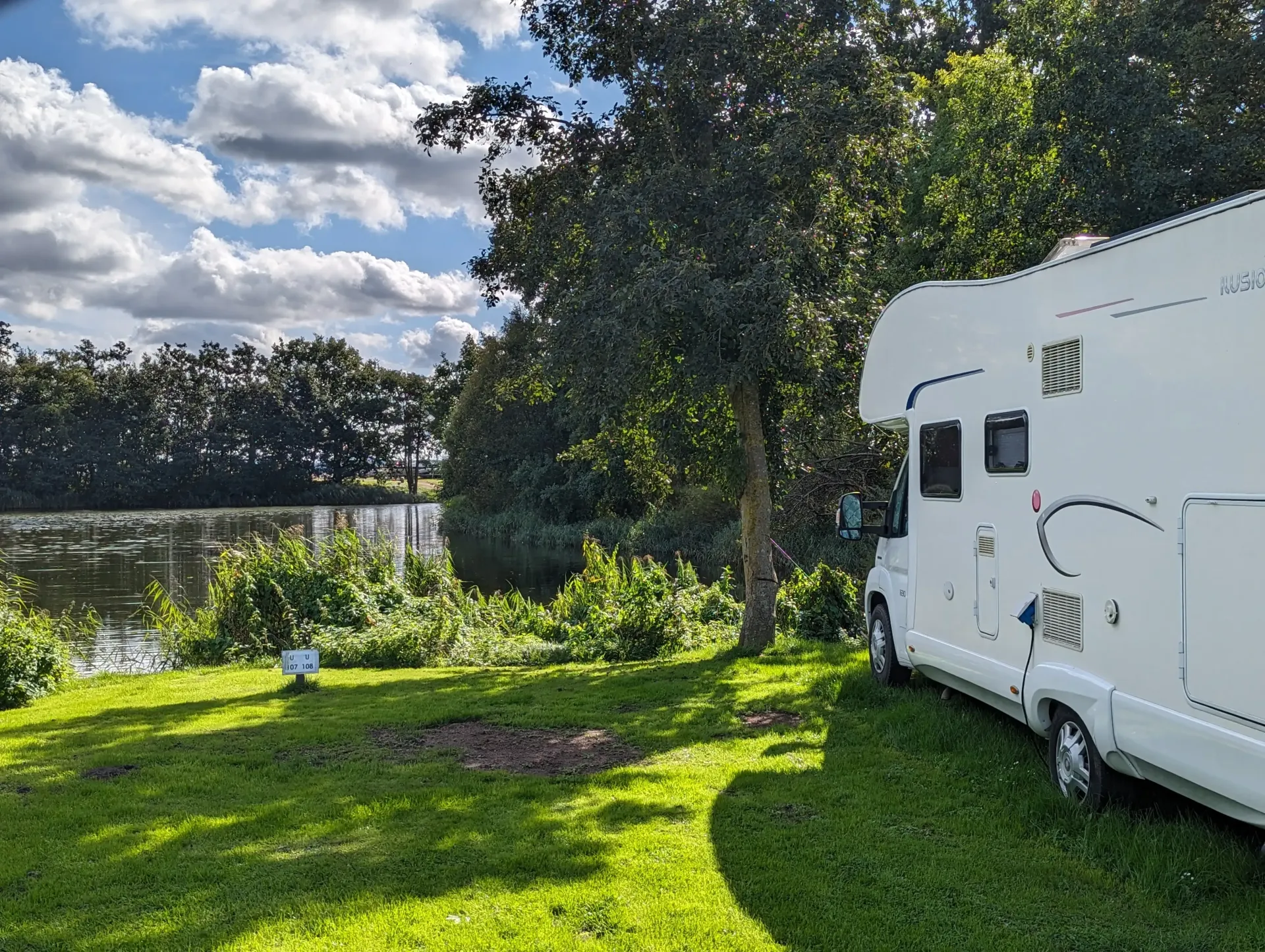 Wohnmobil am Angelsee auf dem Ostseecamp Lehmberg, Campen an der Ostsee, Campingplatz an der Ostsee