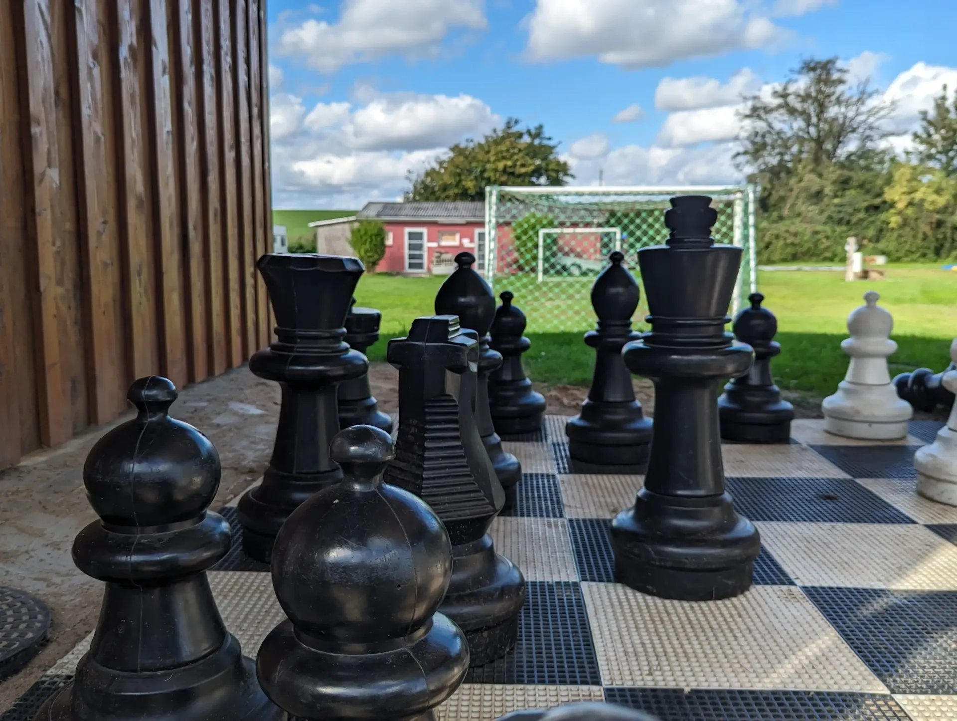 XXL-Schachspiel auf dem Ostseecamp Lehmberg in Waabs, einem Campingplatz an der Ostsee in Schleswig-Holstein.
