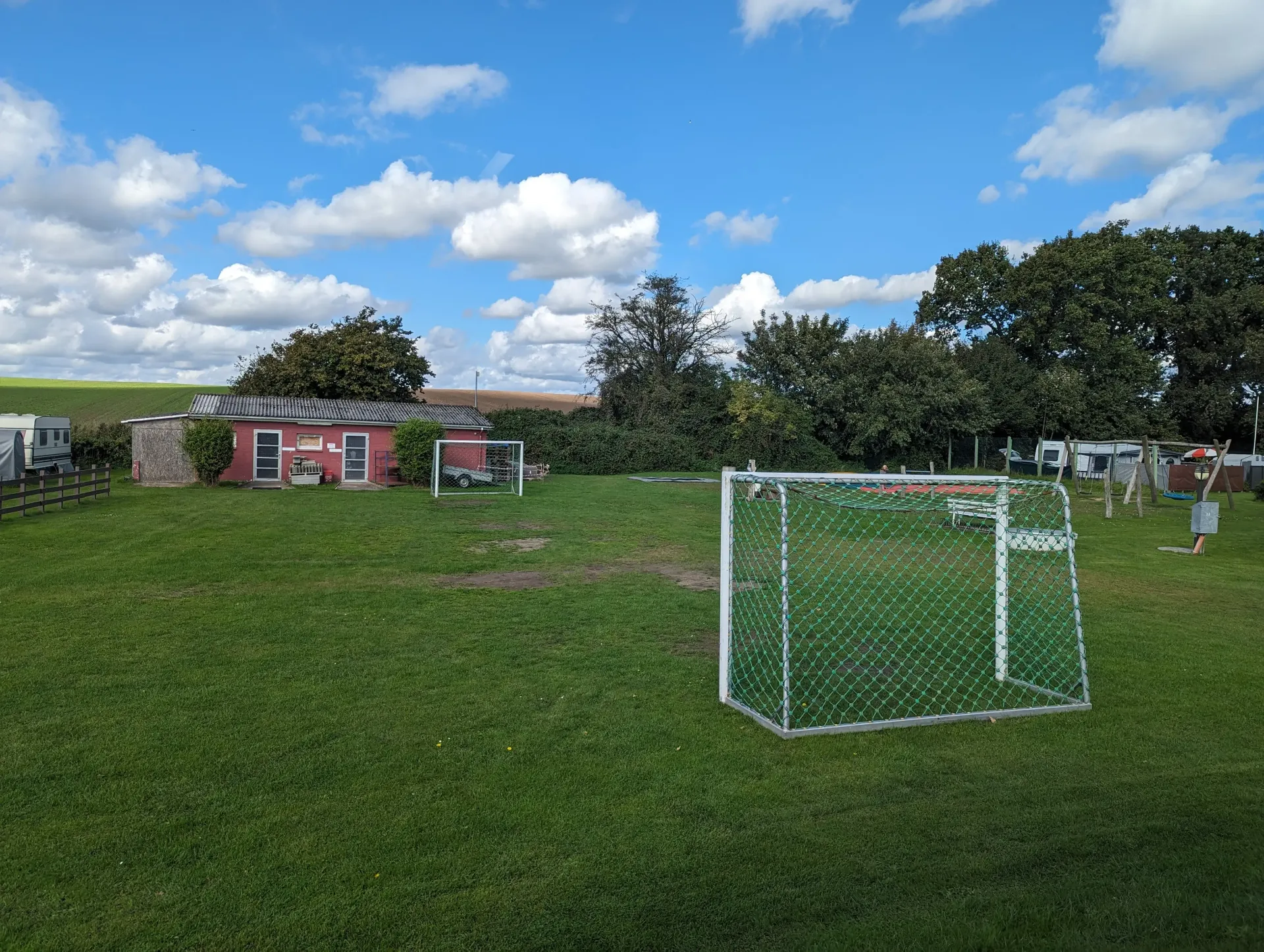 Fußballfeld auf dem Campingplatz Ostseecamp Lehmberg in Waabs. Unser Campingplatz an der Ostsee in Schleswig-Holstein eignet sich wunderbar für Familien.