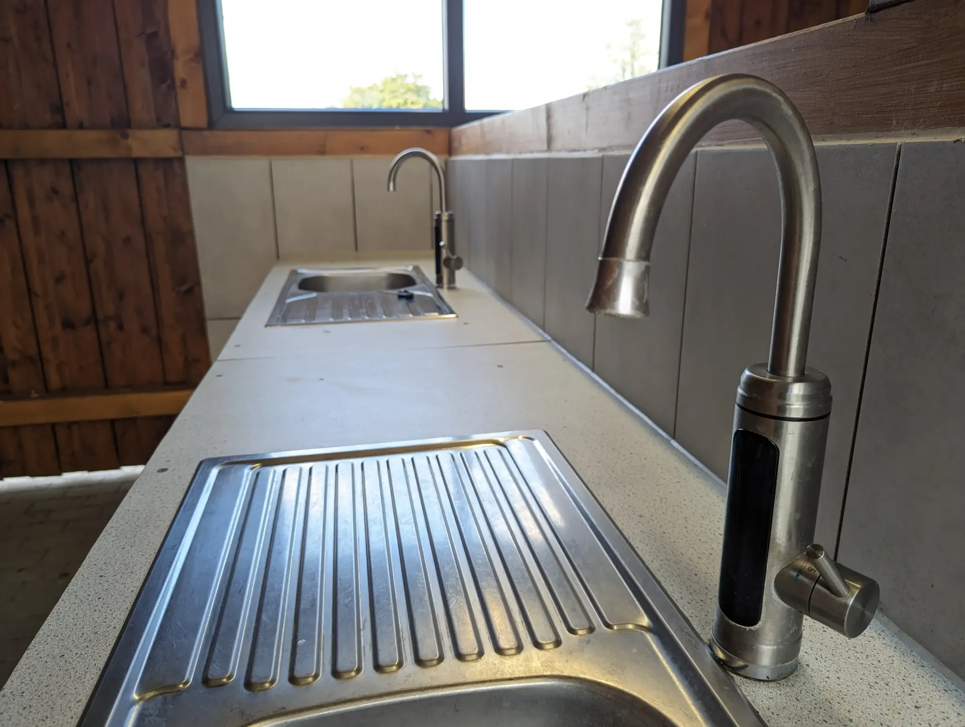 Nahaufnahme der Ausnehmstation für Fische auf dem Campingplatz Ostseecamp Lehmberg in Waabs an der Ostsee