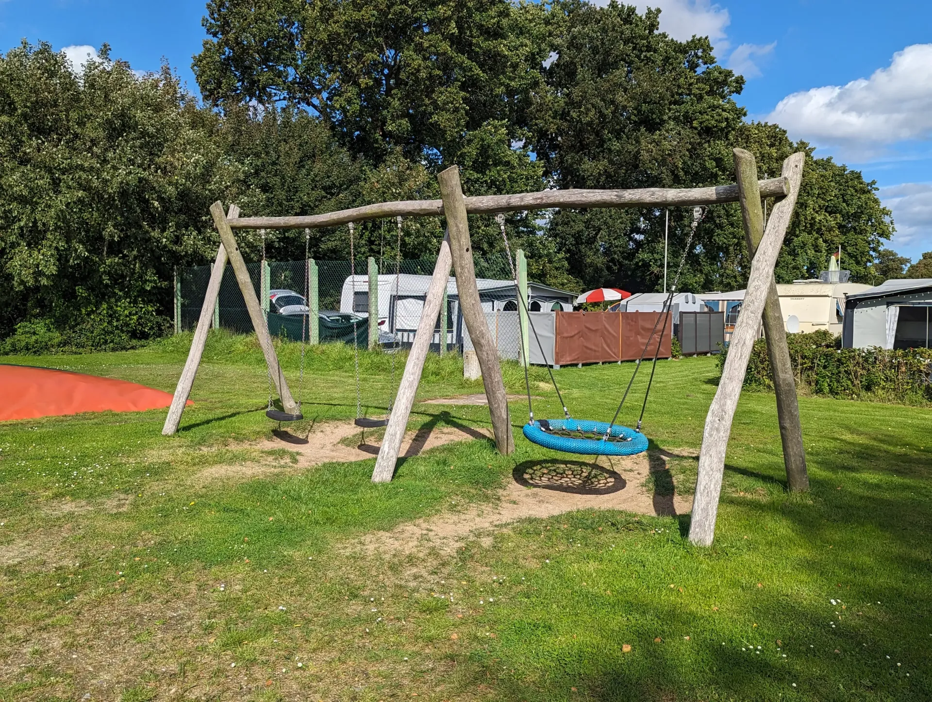 Unser Campingplatz Ostseecamp Lehmberg in Waabs an der Ostsee in Schleswig-Holstein verfügt auch über einen Spielplatz. Er ist absolut auf Camping für Familien ausgelegt und bietet zahlreiche schöne Dinge, die man unternehmen kann.