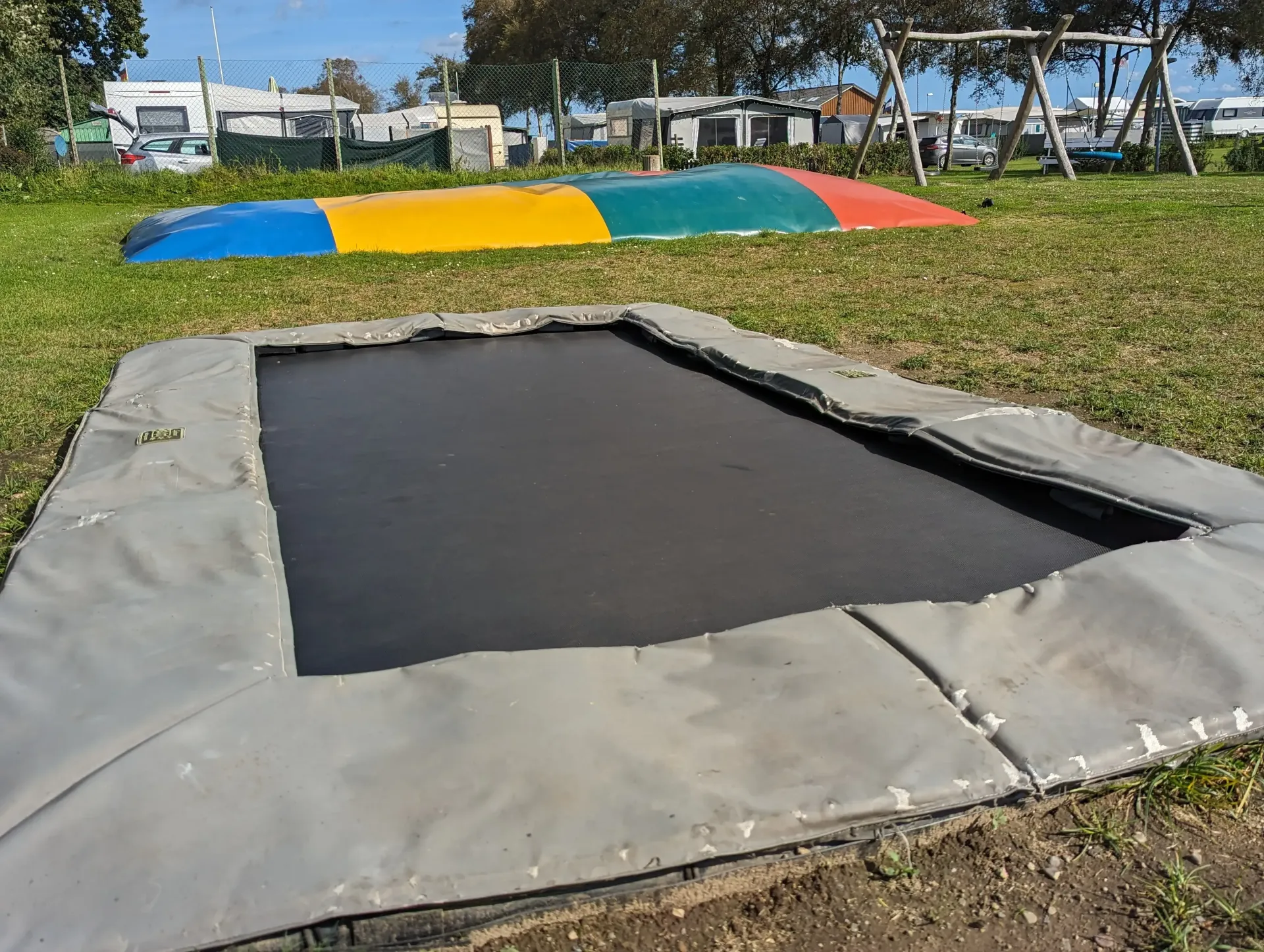 Trampolin auf dem Ostseecamp Lehmberg in Waabs. Unser Campingplatz an der Ostsee in Schleswig-Holstein ist geeignet für Familien, die mit ihren Kindern an der Ostsee Urlaub machen wollen.