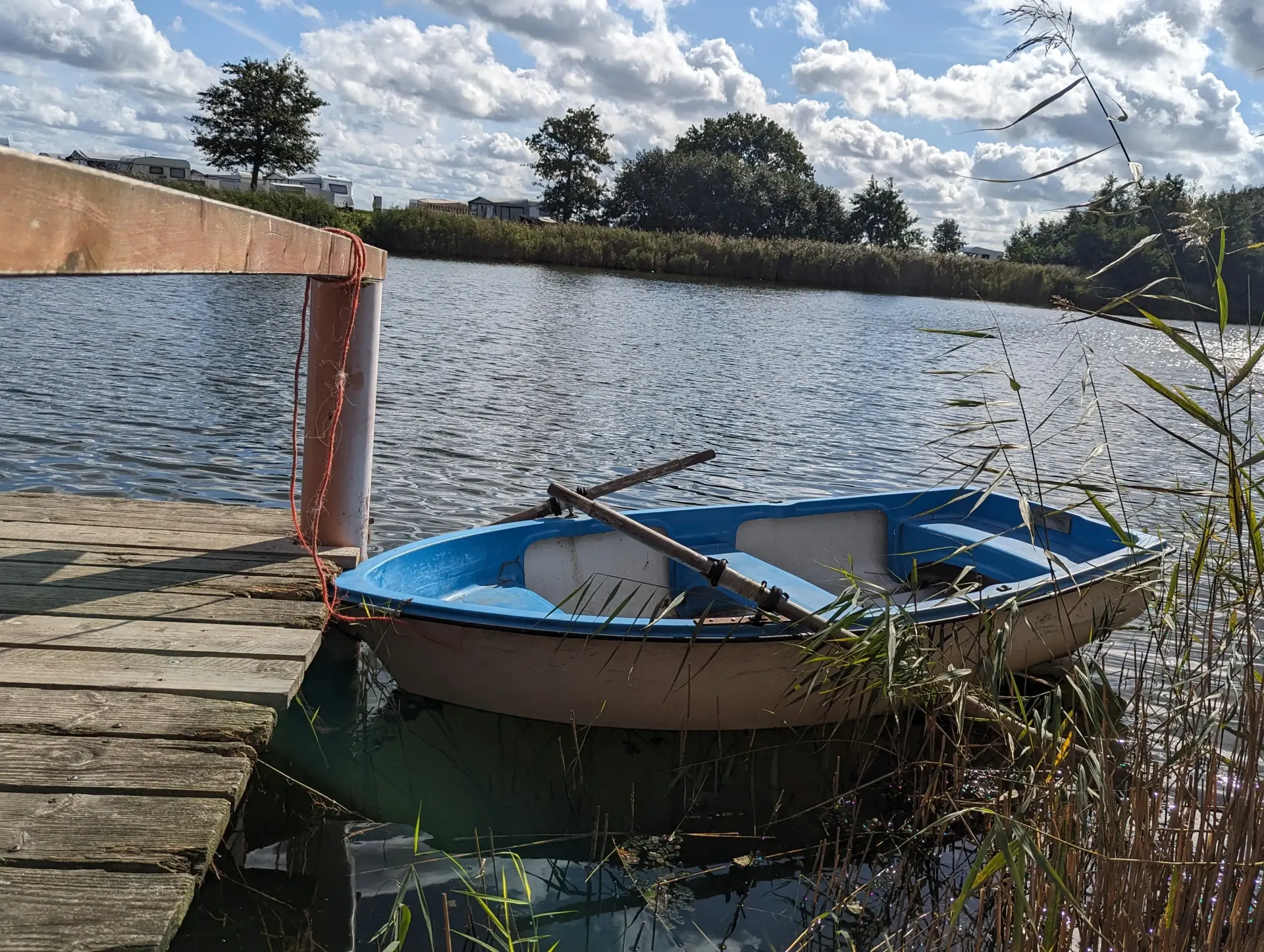 Ruderboot auf dem Angelsee des Campingplatz Ostseecamp Lehmberg.