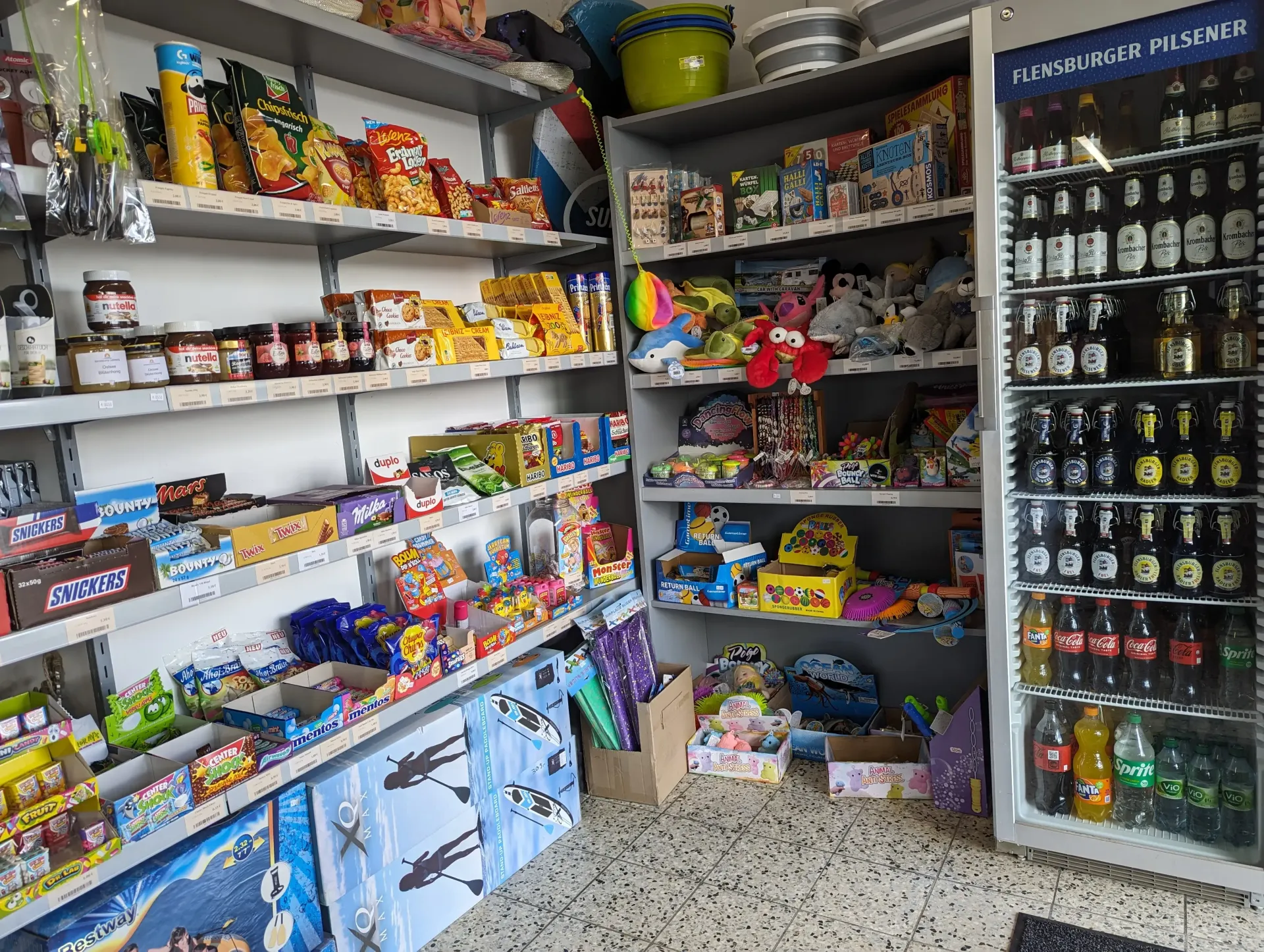 Blicken Sie in den gut sortierten SB-Markt auf dem Ostseecamp Lehmberg, der eine Vielfalt an Produkten für Ihren Campingurlaub an der Ostseeküste in Waabs, Schleswig-Holstein, bereithält. Finden Sie alles, was Sie benötigen, in einer gastfreundlichen Atmosphäre umgeben von der Natur.