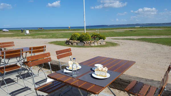 Kaffee und Kuchen mit zwei Stück Torte auf dem Ostseecamp Lehmberg, einem Campingplatz in Waabs in der Nähe von Eckernförde.