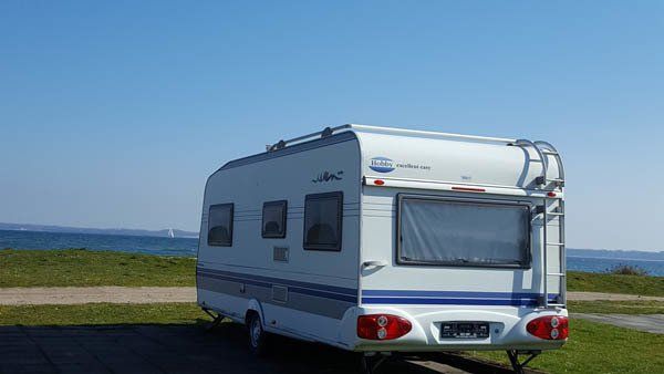 Ein Wohnwagen auf dem Campingplatz Ostseecamp Lehmberg, einem Campingplatz an der Ostsee in Waabs.