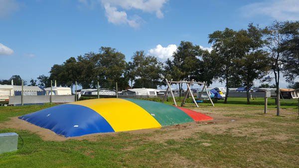 Mehrfarbiges Trampolin auf dem Ostseecamp Lehmberg, einem Campingplatz an der Ostsee.