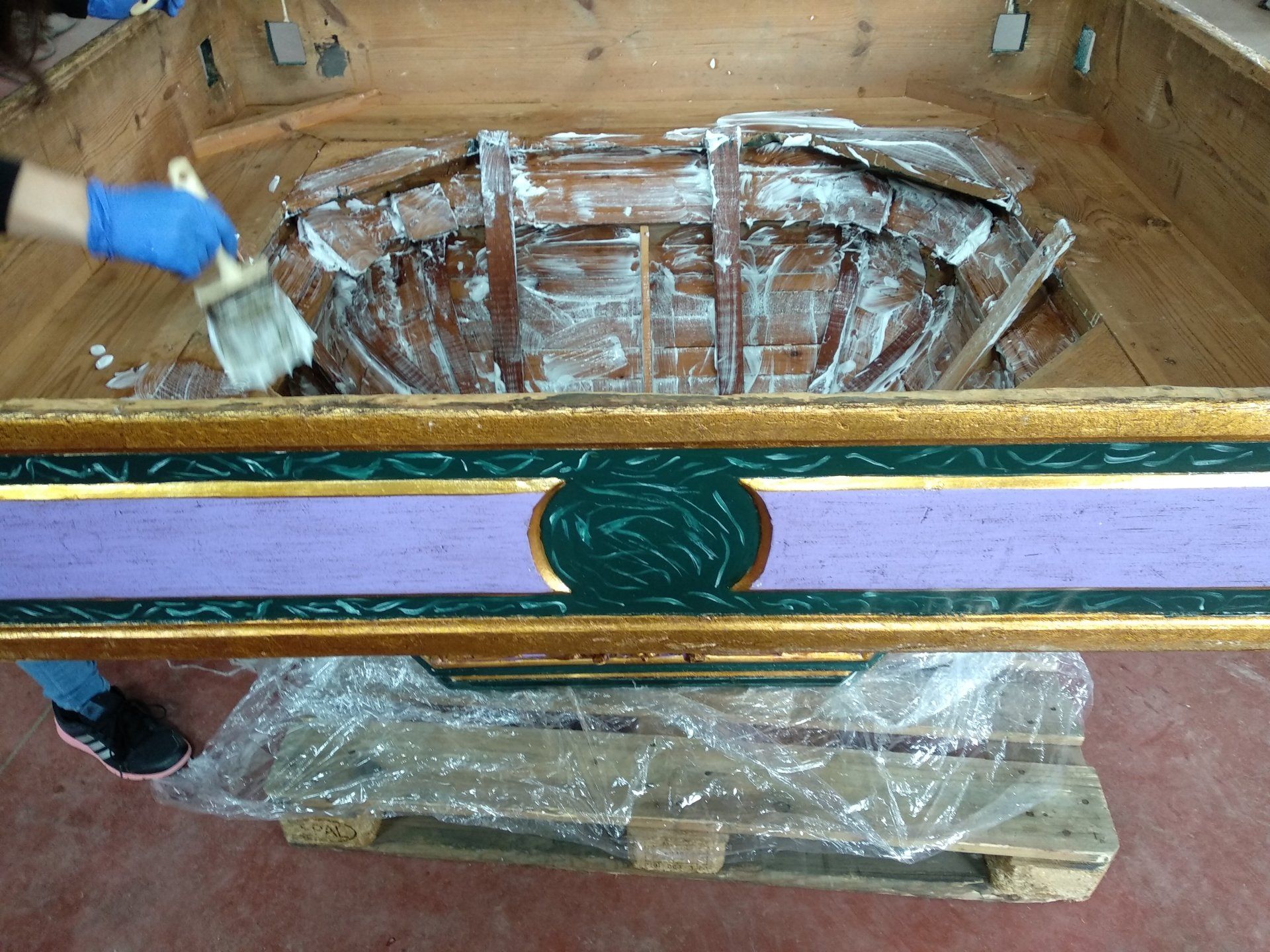 Brocheado de gel anti carcoma o gel protector de madera