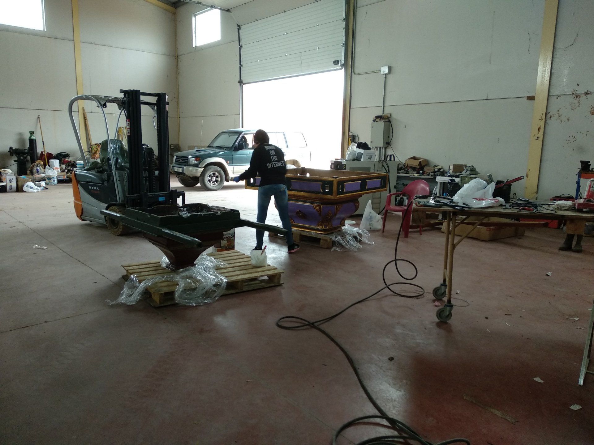 Preparación para meter muebles en cámara de congelación para eliminar carcoma