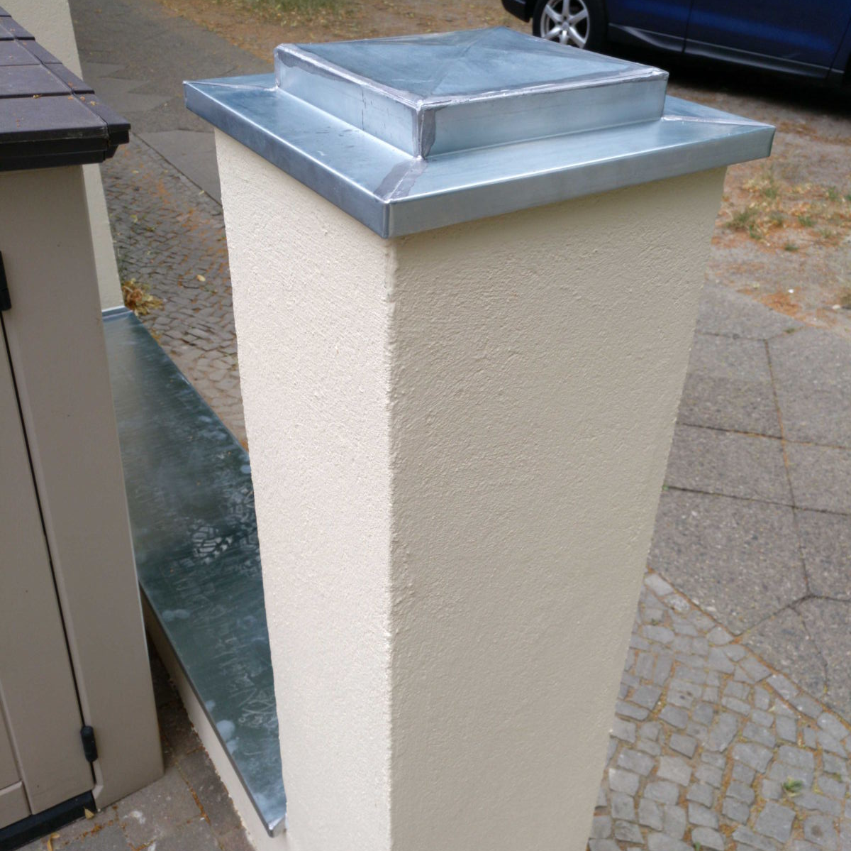 zweistufige Pfeilerabdeckung aus Titanzink