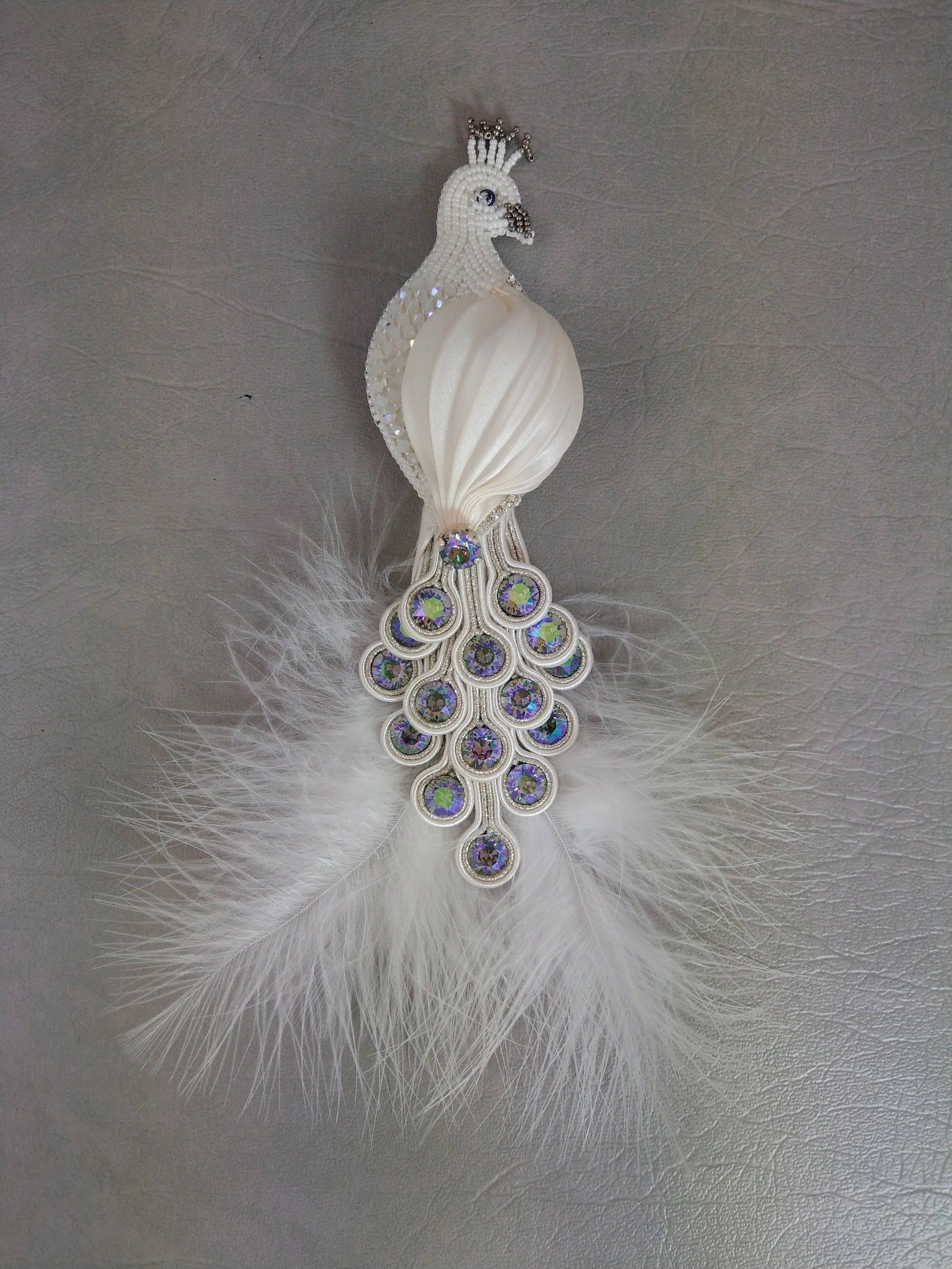 Zum Vergrößern klicken Sie auf das Bild Monica Vinci The white peacock Soutache Shibori Swarovski Rivoli