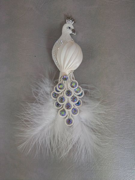 Zum Vergrößern klicken Sie auf das Bild. Monica Vinci The white peacock Shibori Soutache Swarovski Rivoli