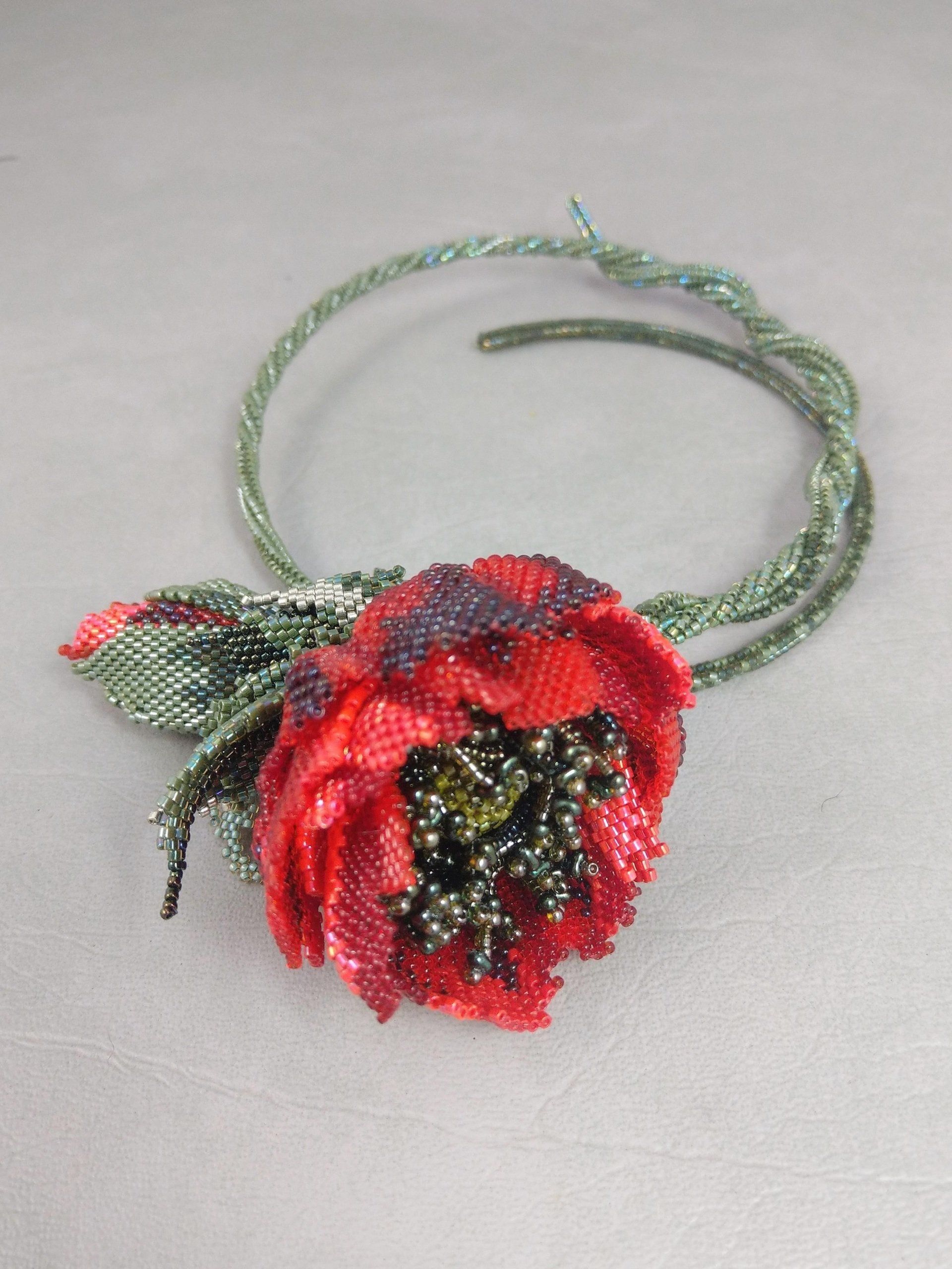 Zum Vergrößern klicken Sie auf das Bild Swetlana Rohloff Mohnblume Rocailles Saatperlen