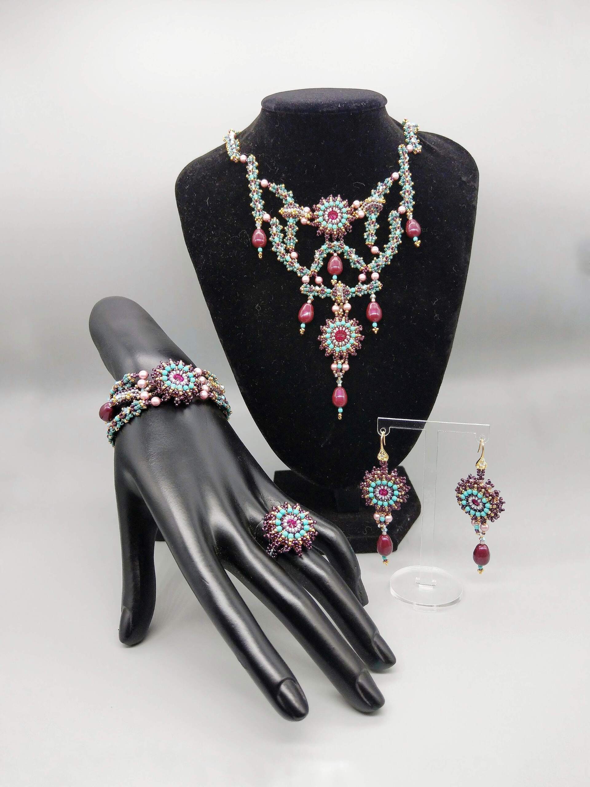 Zum Vergrößern klicken Sie auf das Bild Anja Schlotman Beauty adorns virtue