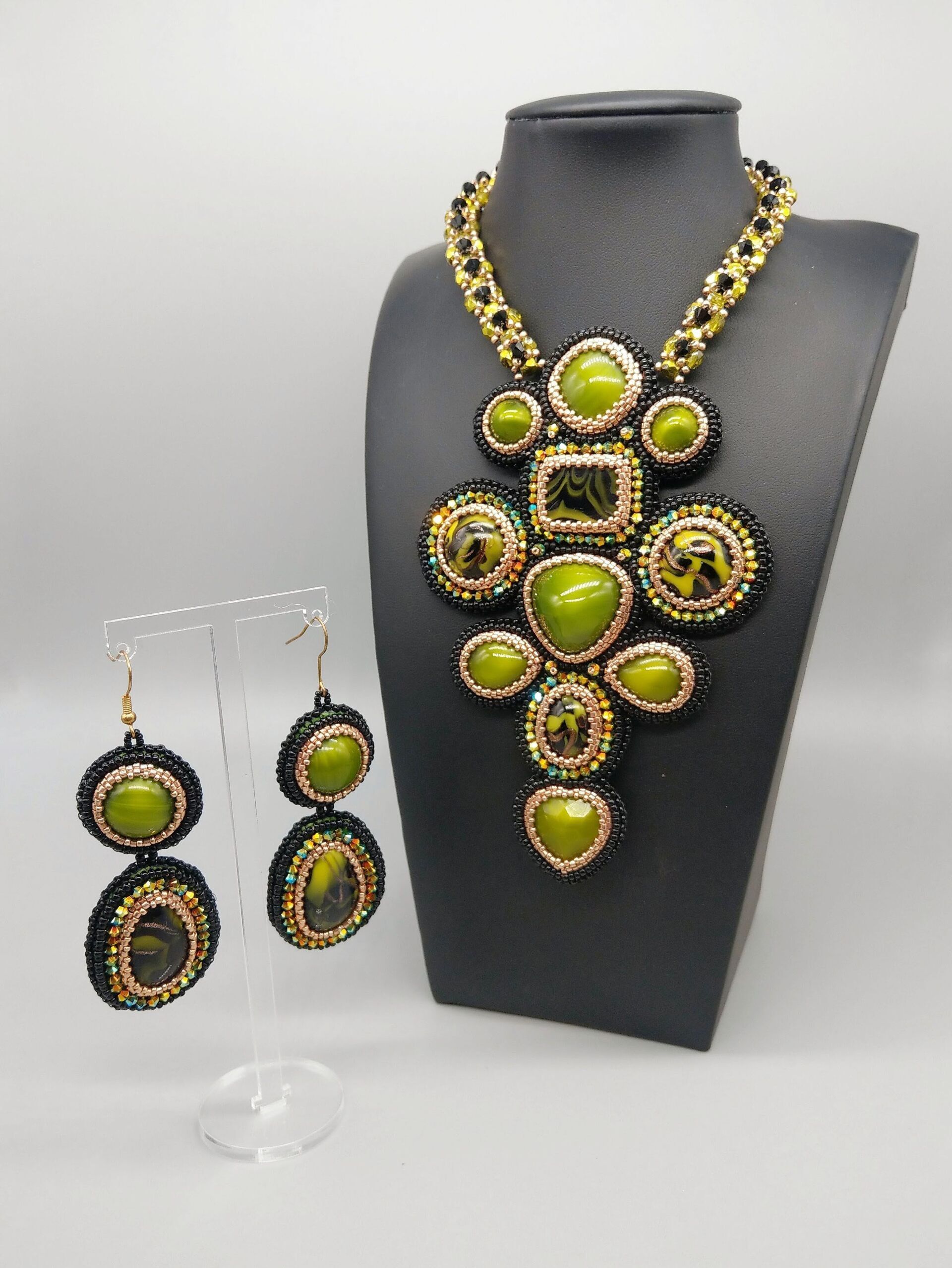 Zum Vergrößern klicken Sie auf das Bild Michaela Geppert Pepuco Belinda embroidery