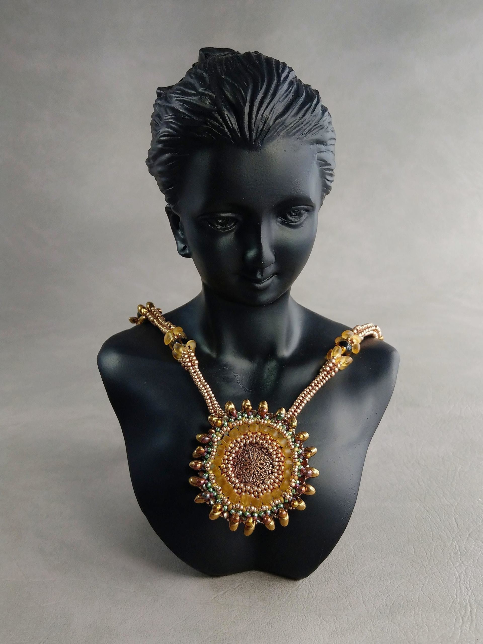 Zum Vergrößern klicken Sie auf das Bild Eveline Thudt crystaltinker Amulett Sophie Magatama Metallknopf