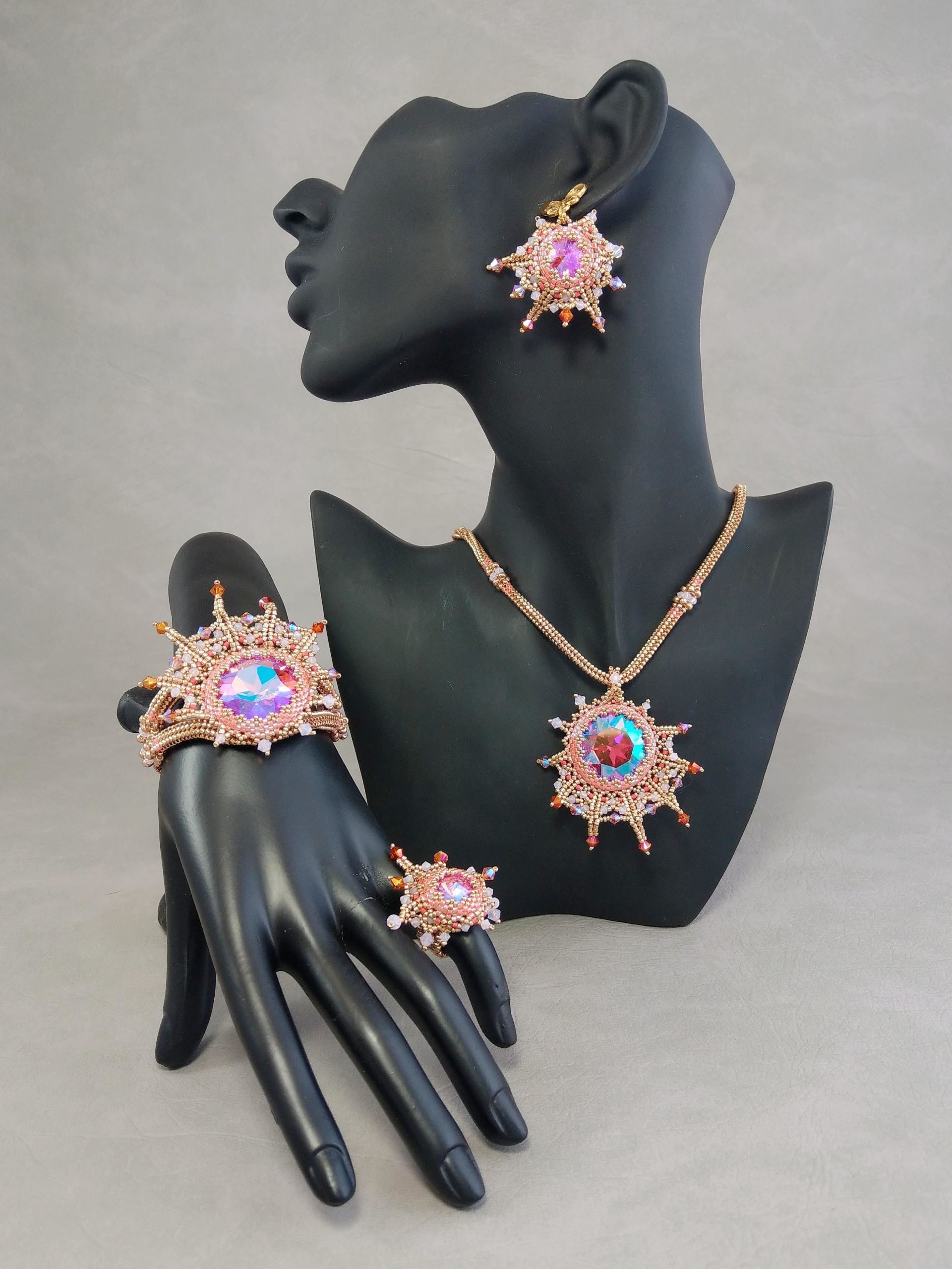 Zum Vergrößern klicken Sie auf das Bild Guadalupe Gonzalez Romero Memen Swarovski Rivoli Round Stone