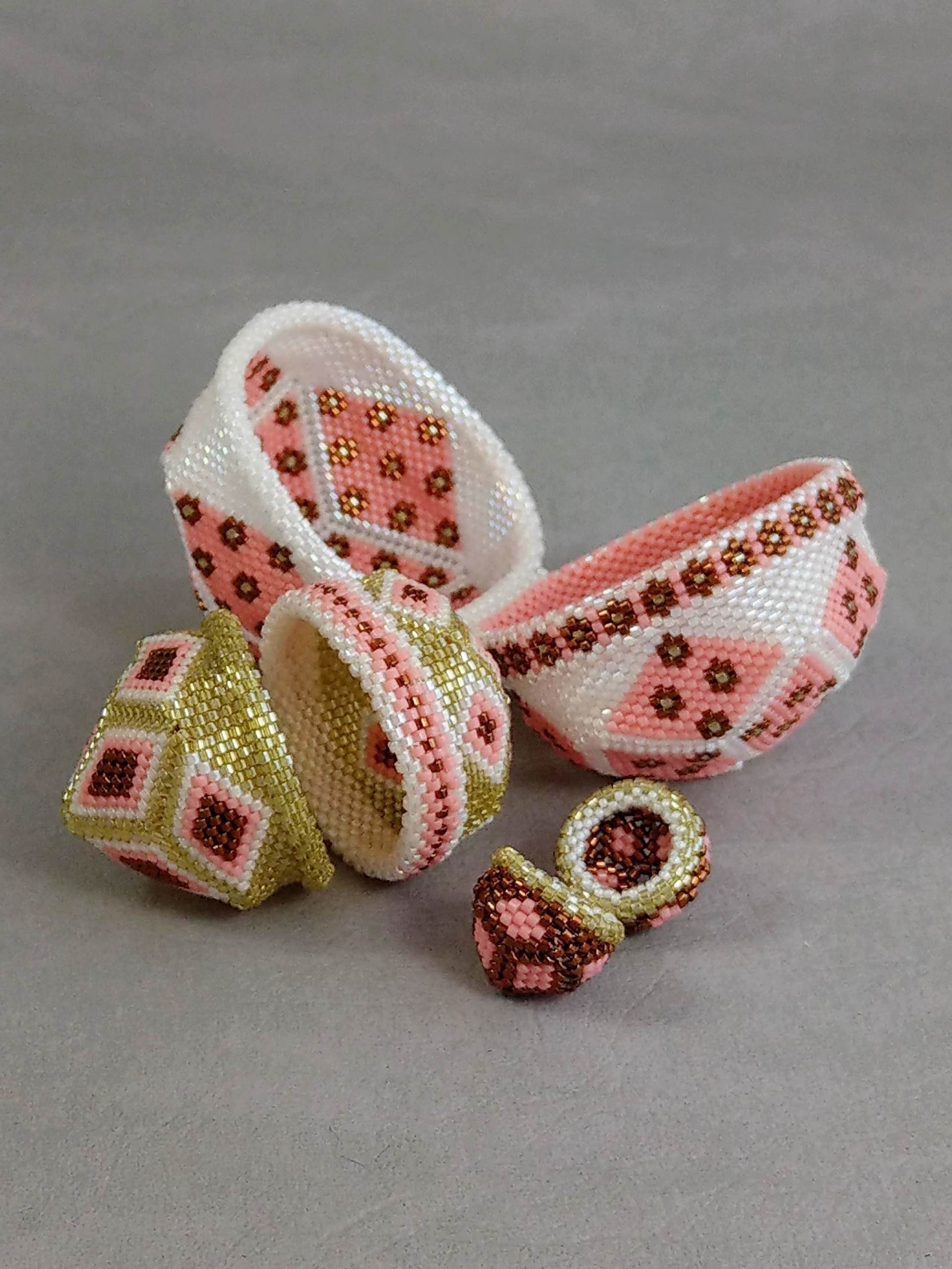 Zur Vergrößerung klicken Sie auf das Bild Katie Dean beadflowers Easter egg box peyote