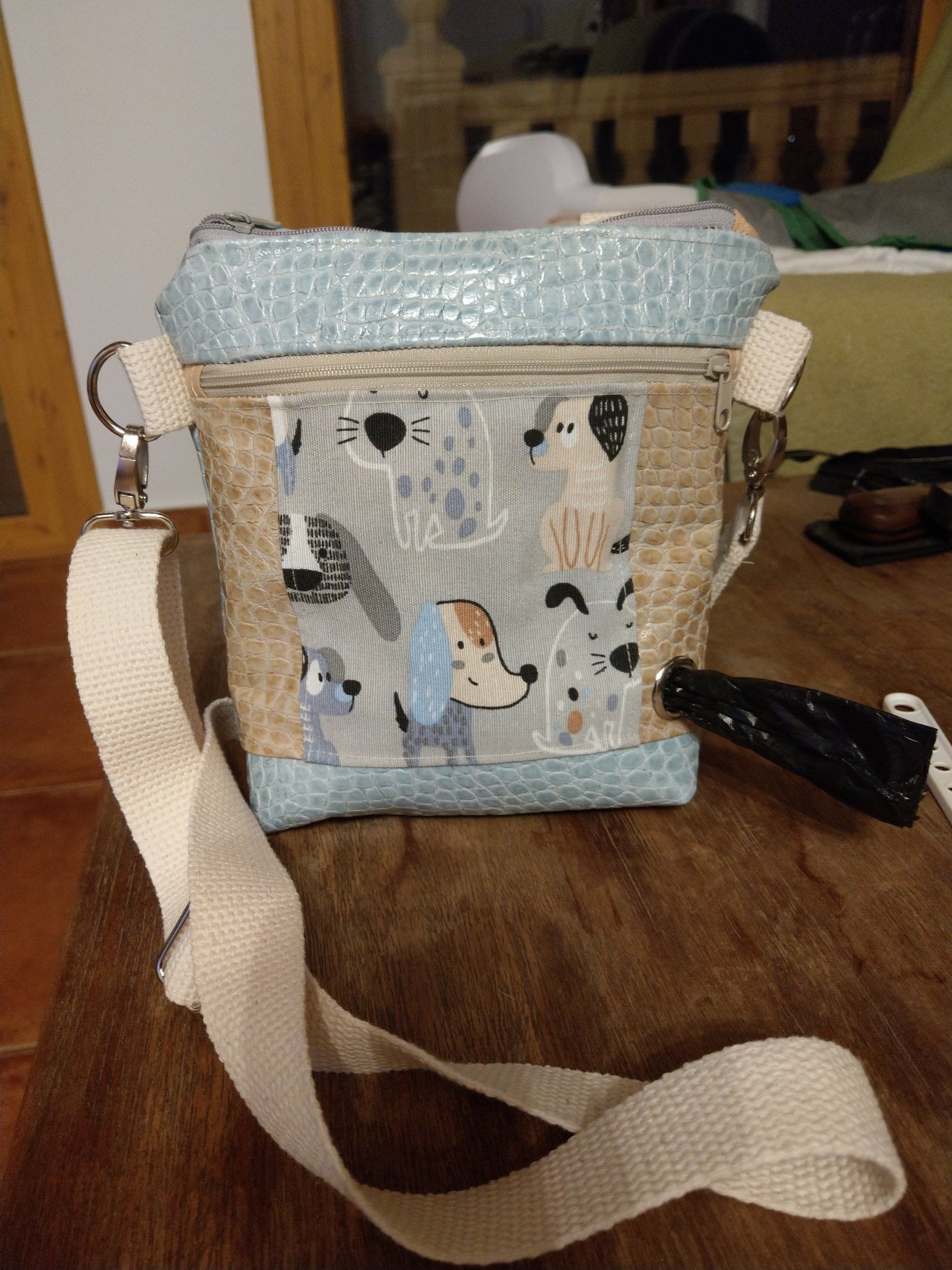 Zum Vergrößern klicken Sie auf das Bild Laila Bag Lederheidi Gassi-Geh-Täschchen