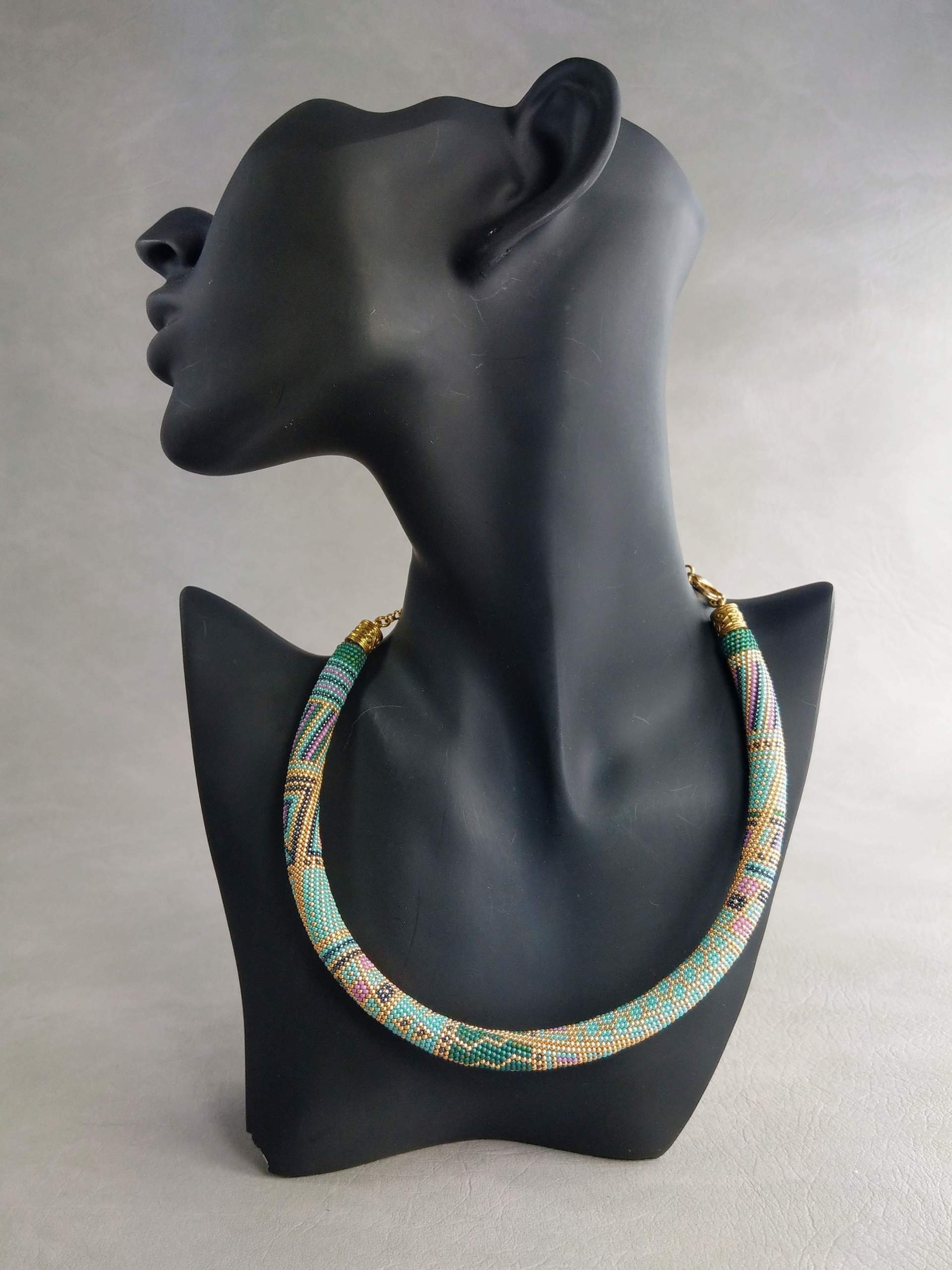 Zum Vergrößern klicken Sie auf das Bild Häkelkette Marina Lee Vynard