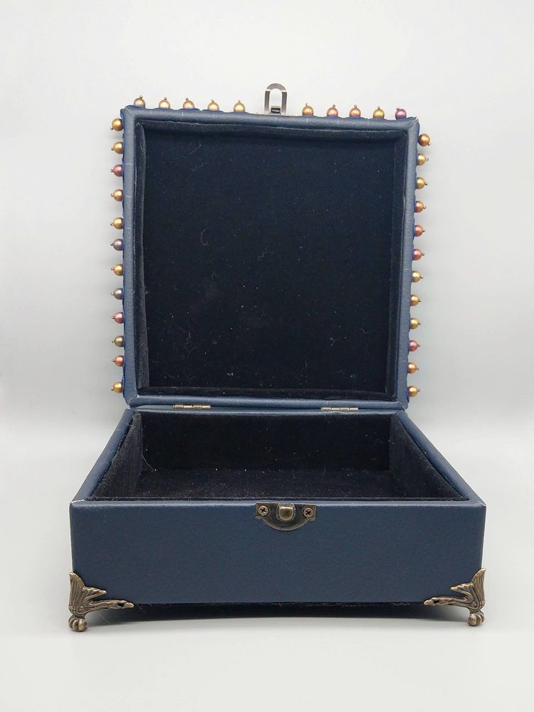 Michaela Geppert Pepuco Sachertorte Kiste Verzierung embroidery