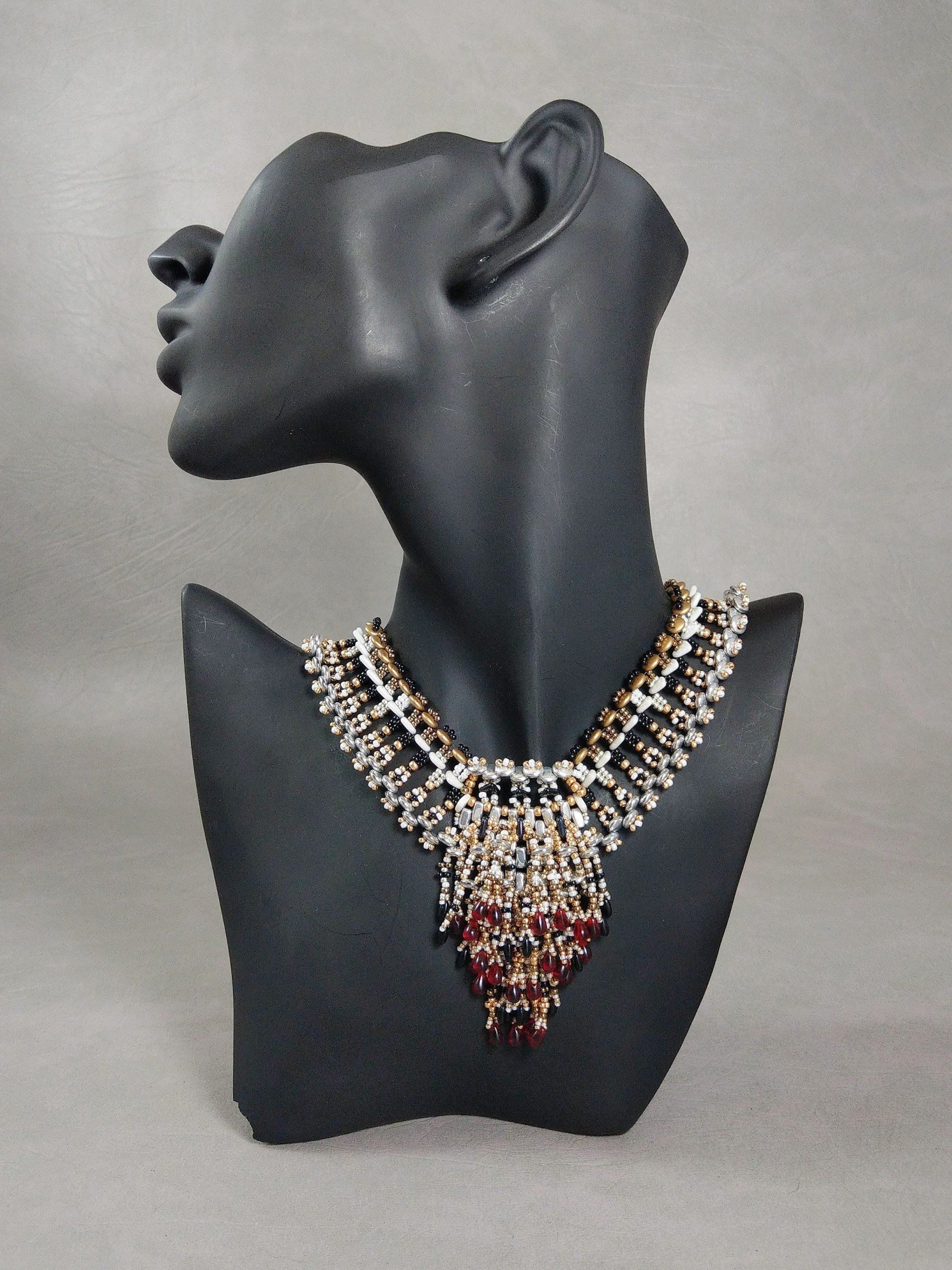 Zum Vergrößern klicken Sie auf das Bild Rochelle Peterson Bastet's collier Triangle Brick Lentil