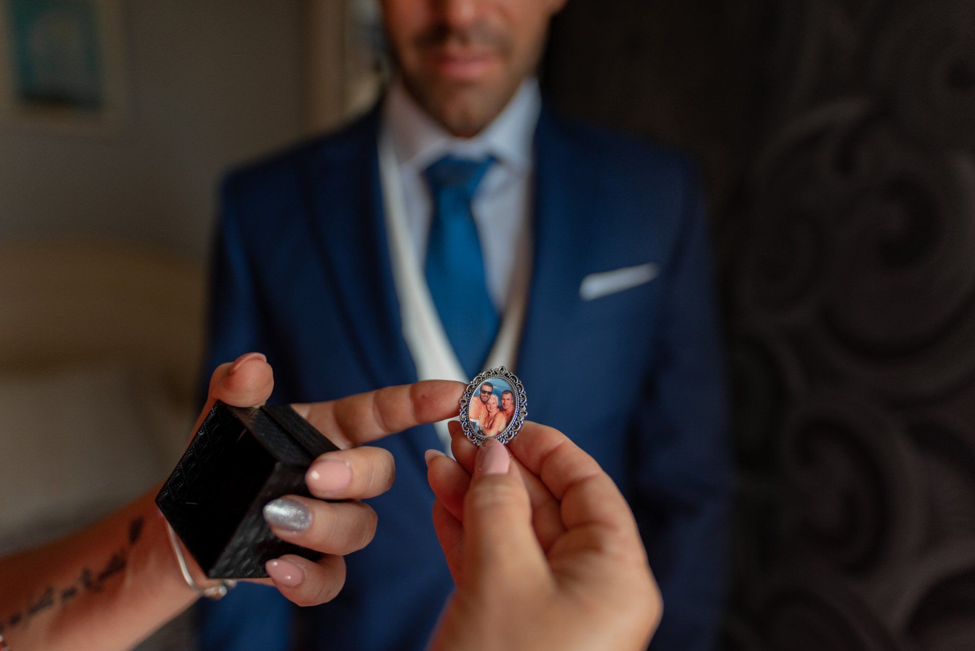 Sara&Rafa Boda Málaga el novio medalla con la foto de su padre fallecido