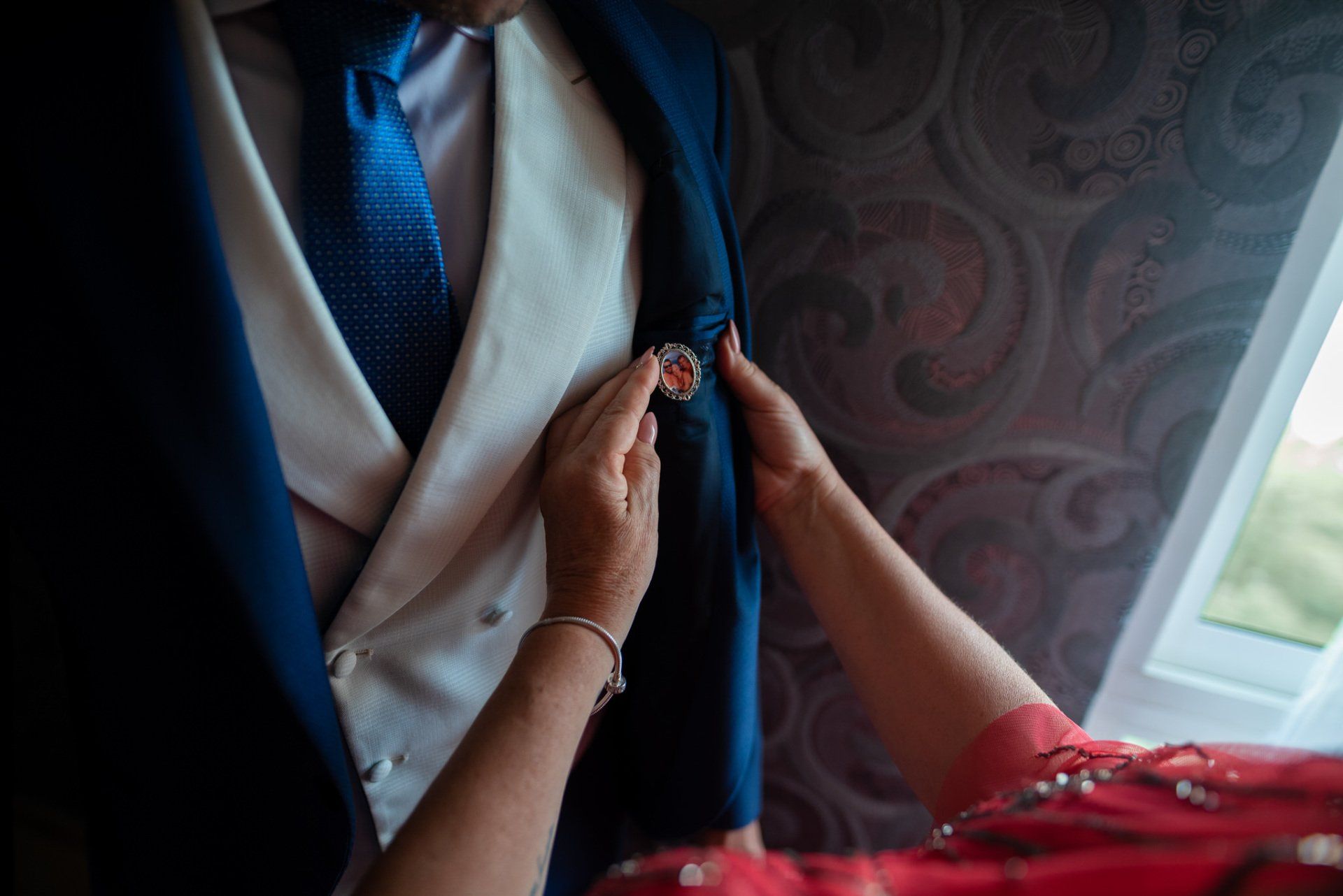 Sara&Rafa Boda Málaga el novio medalla con la foto de su padre fallecido