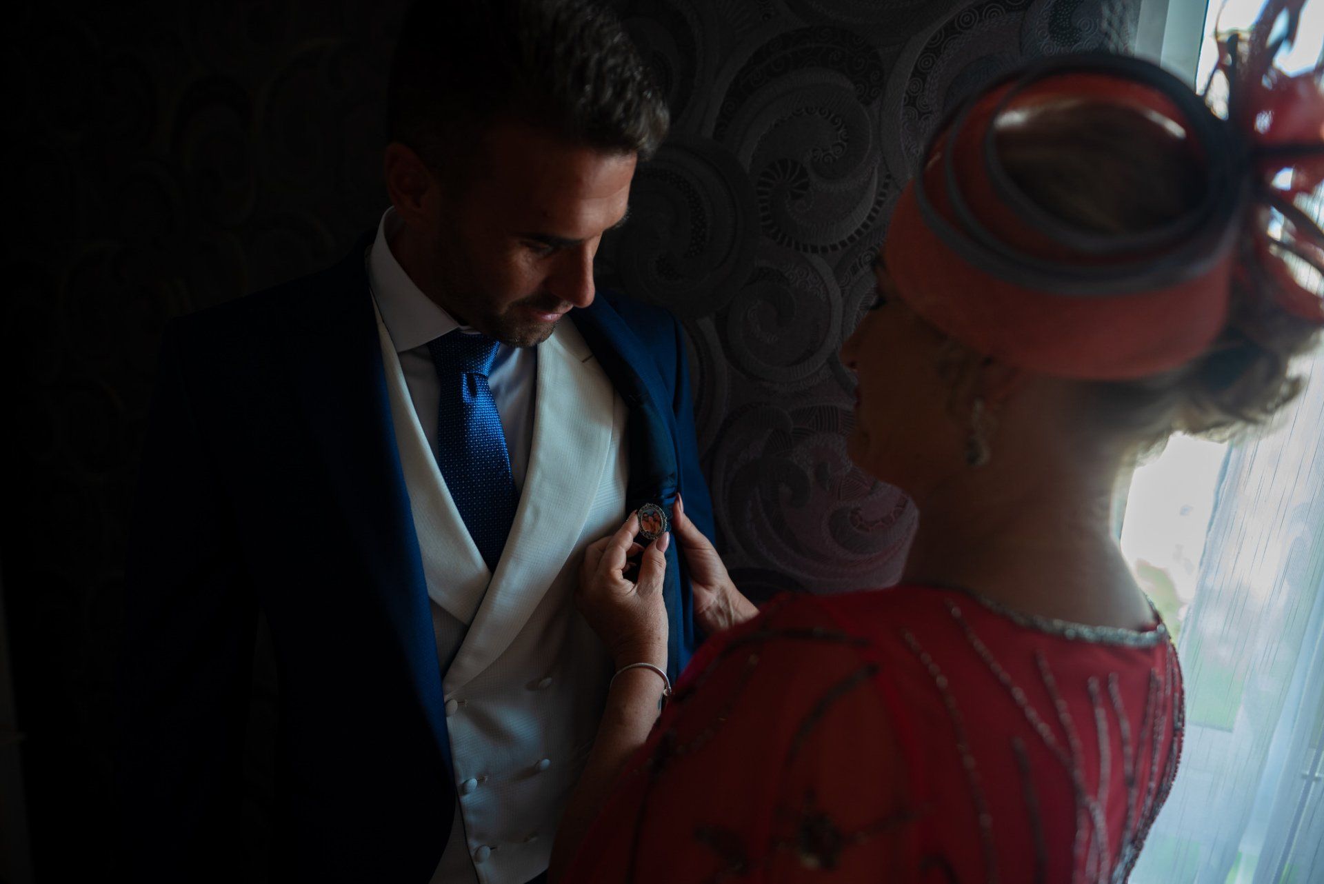 Sara&Rafa Boda Málaga el novio medalla con la foto de su padre fallecido