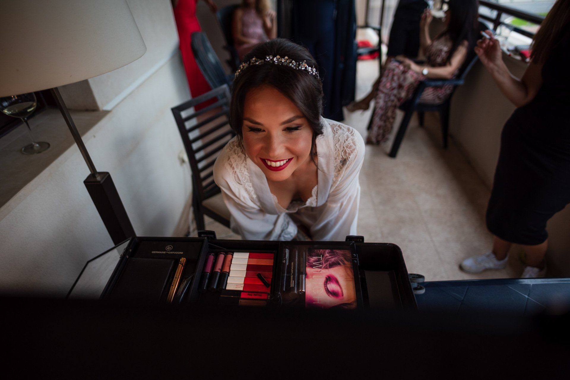 Sara&Rafa Boda Málaga novia sonriente frente al set de maquillaje