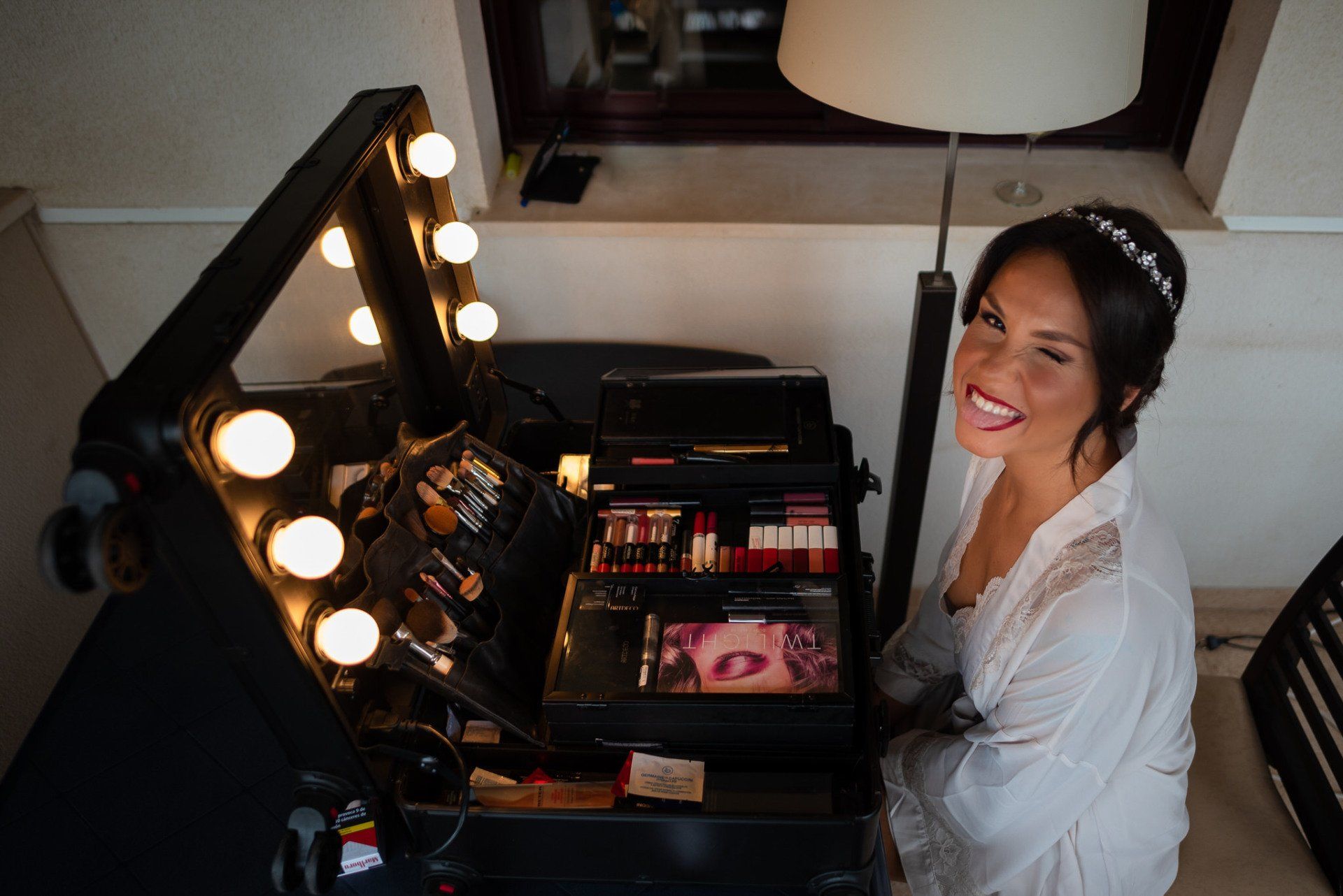 Sara&Rafa Boda Málaga novia sonriente en set de maquillaje