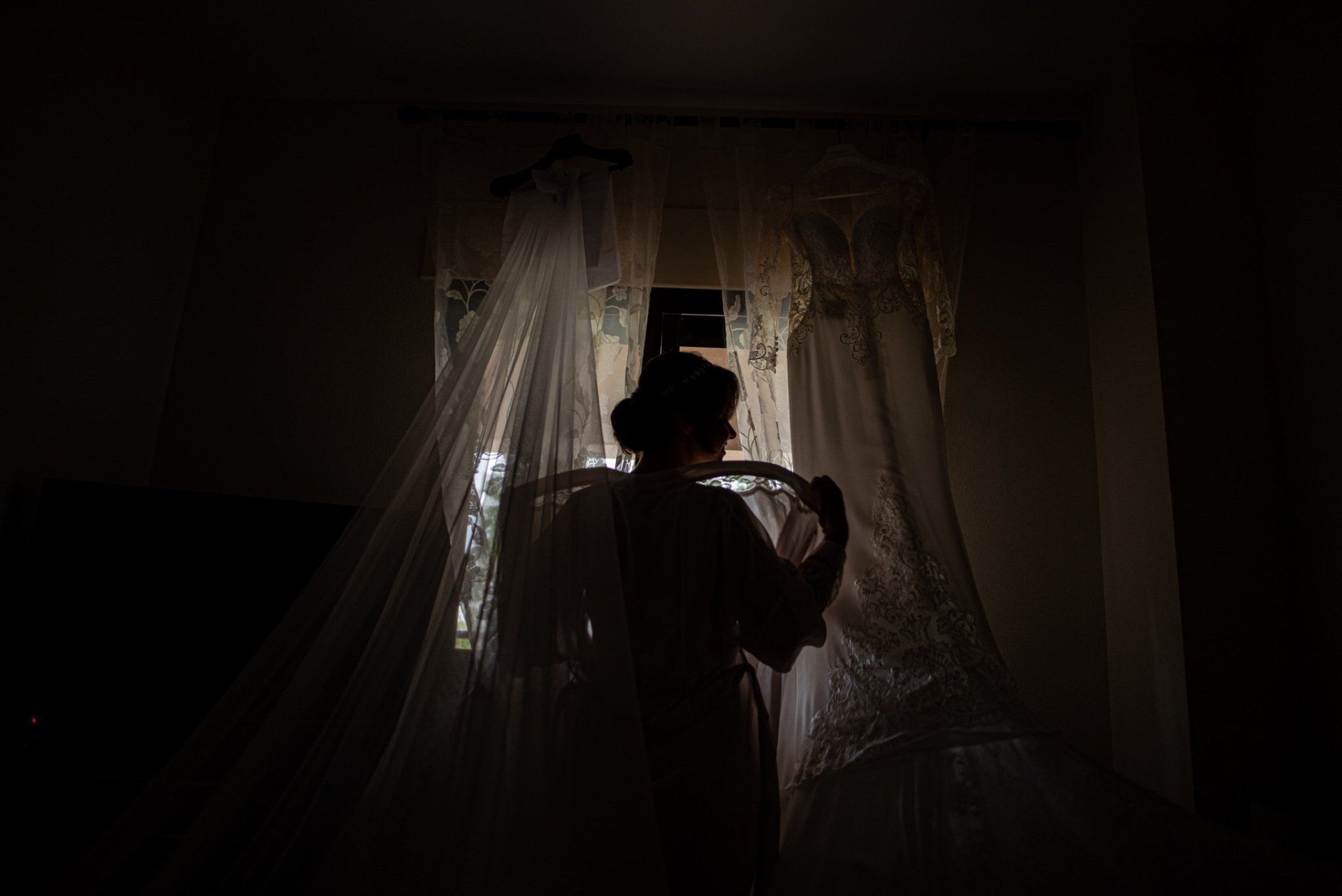 Sara&Rafa Boda Málaga preparativos de la novia contraluz