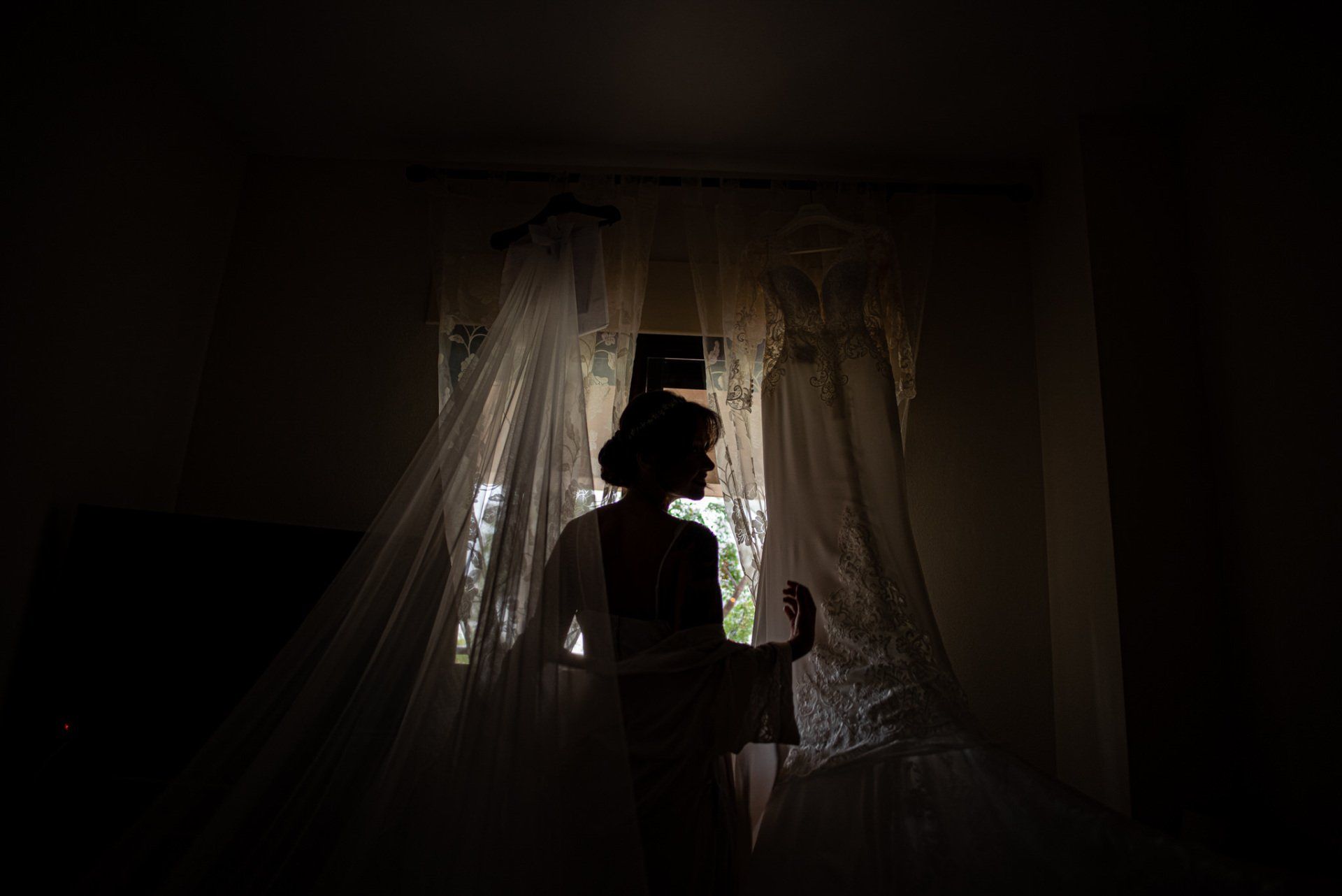 Sara&Rafa Boda Málaga preparativos de la novia contraluz