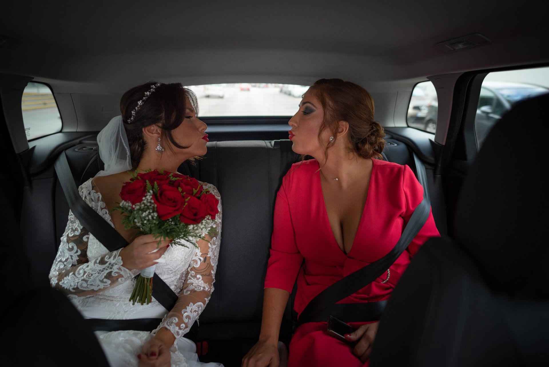 Sara&Rafa Boda Málaga novia en el coche con amiga
