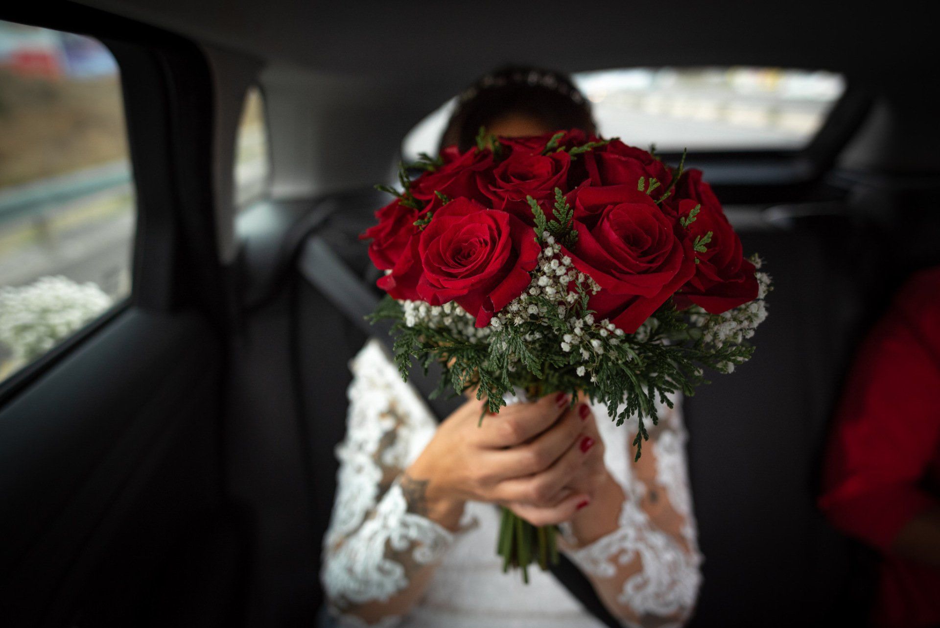 Sara&Rafa Boda Málaga novia en el coche con ramo